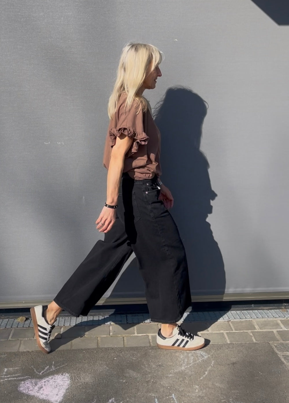 T-Shirt Kathrin, Mocca Mousse mit verspielten Details an den Ärmeln