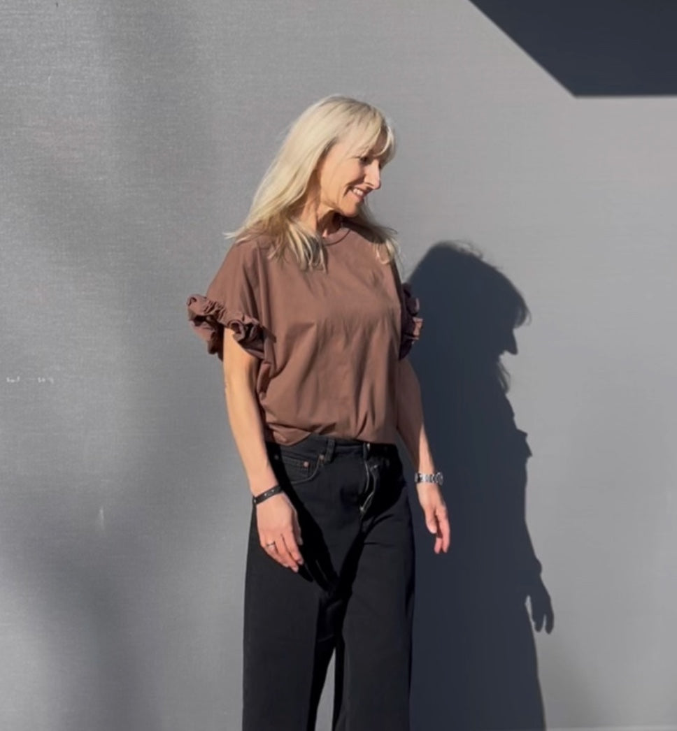 T-Shirt Kathrin, Mocca Mousse mit verspielten Details an den Ärmeln