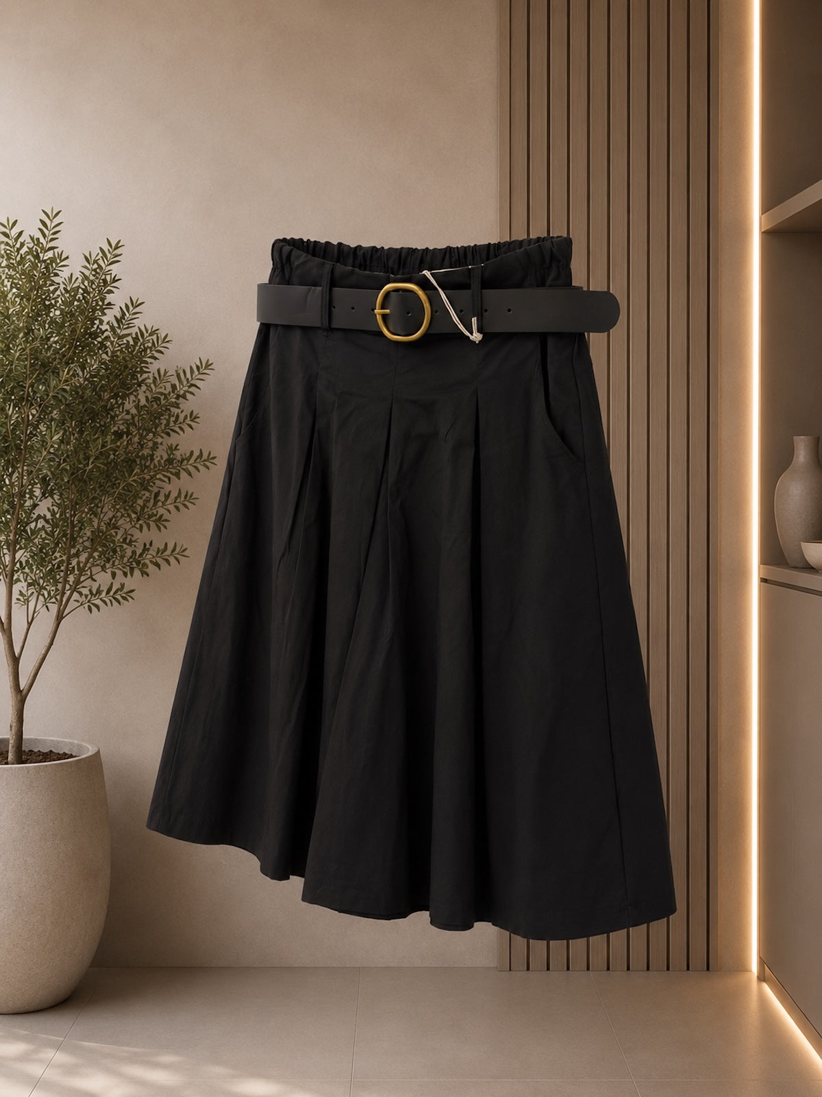 Clean freigestellte Damen Bermuda Lola in klassischem Schwarz mit elastischem Taillenbund und praktischen seitlichen Eingriffstaschen,