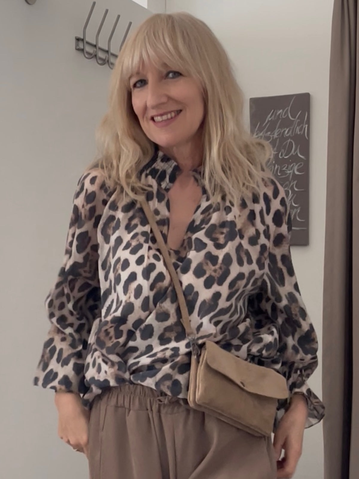 Eine modische Dame trägt die fließende Bluse Willow in Leo-Optik mit definierter Silhouette von SILKE MODEN.