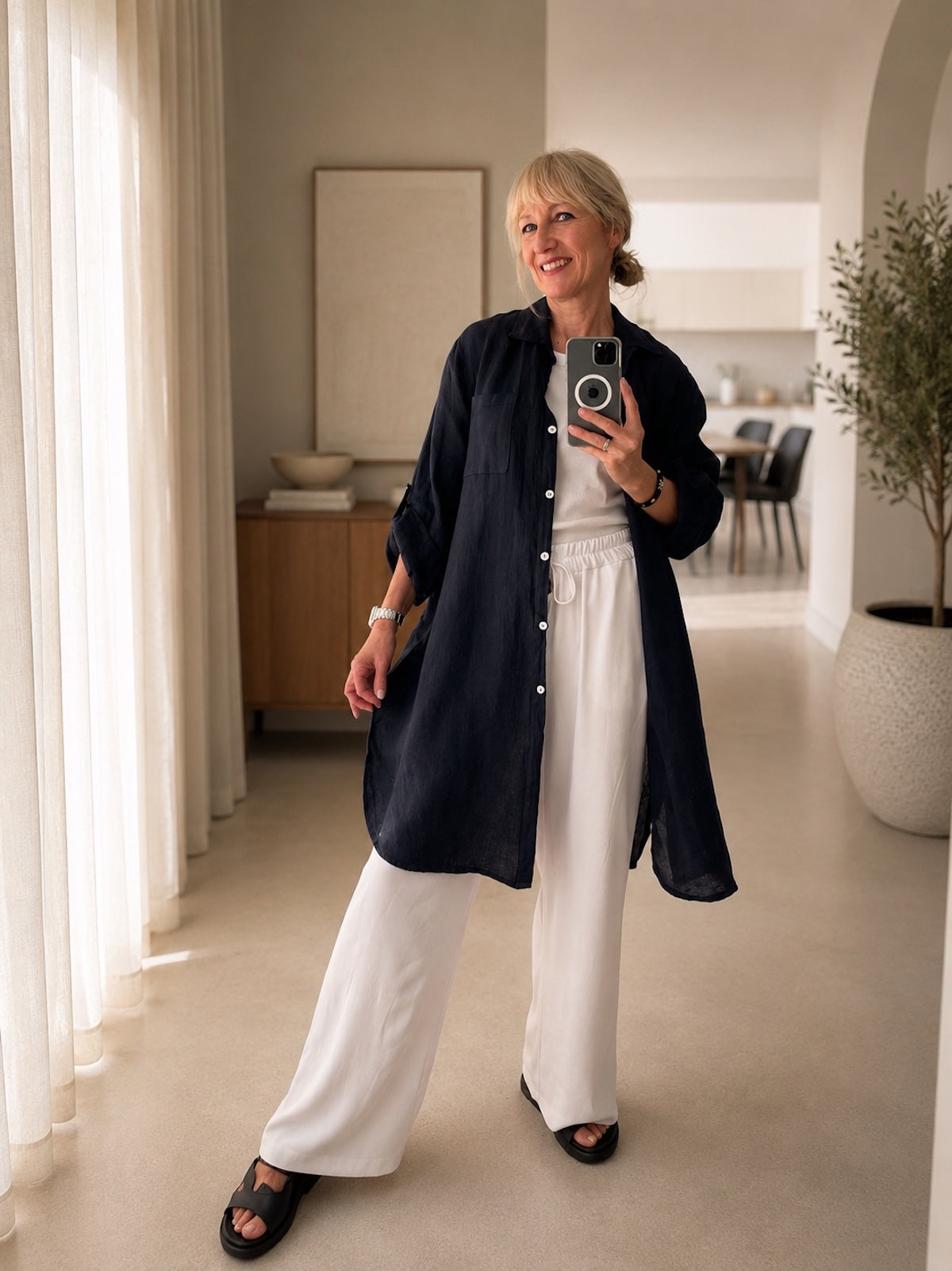 Lässiges Damen Blusen-Kleid Bonny in Dunkelblau, leger offen getragen als Long-Bluse über weißem Top und fließender weißer Wide-Leg-Hose, Ganzkörperansicht