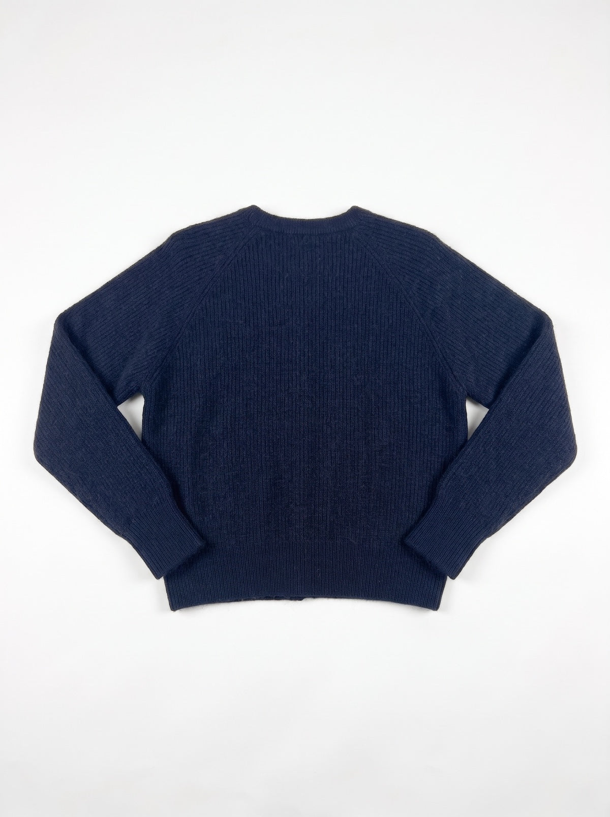 Symmetrische Rückansicht des weiten dunkelblauen Cardigans Liv von SILKE MODEN mit Raglan-Schnitt auf weißem Hintergrund.