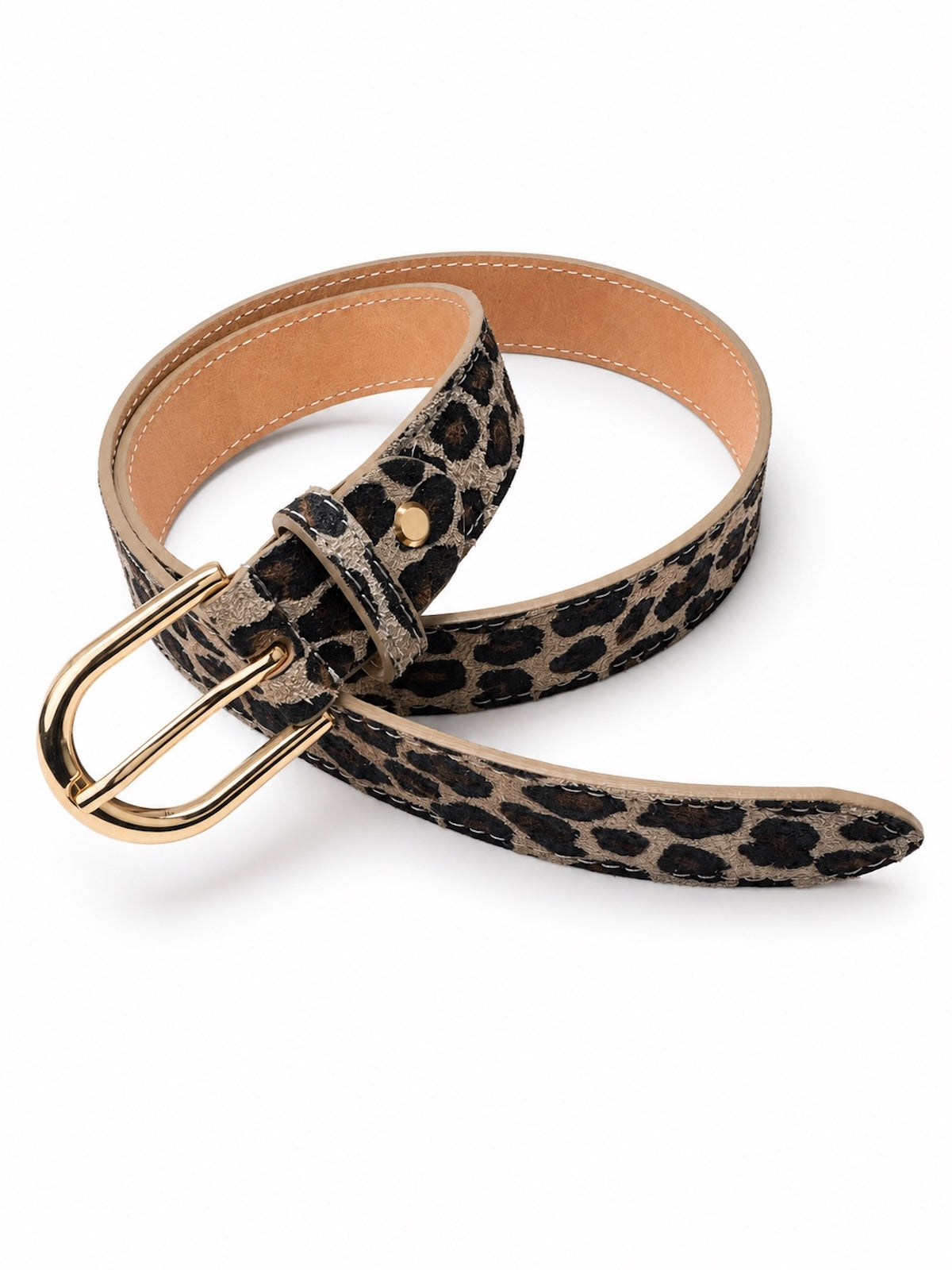 Zusammengerollter, 3 cm breiter Damen-Ledergürtel Modell Dora im klassischen Leoparden-Muster. Im Vordergrund liegt die halbrunde, goldfarbene Metallschließe, präsentiert auf weißem Hintergrund