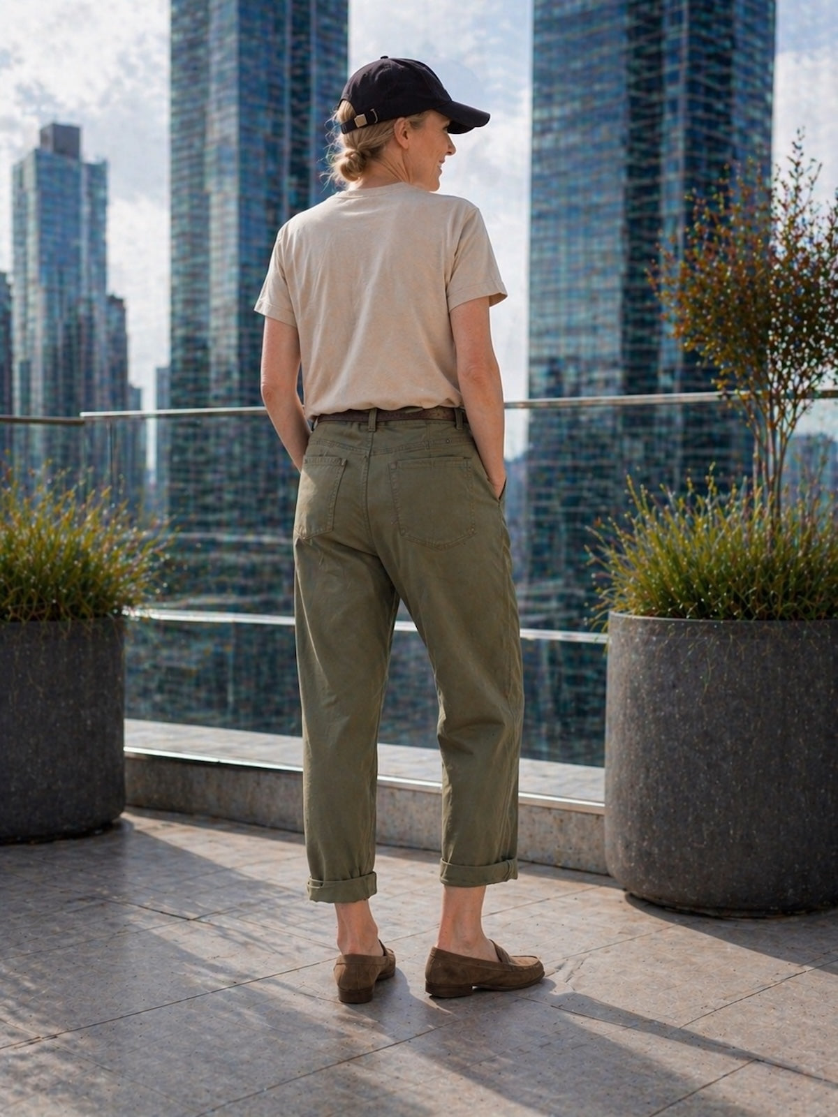 Damen Cargo-Hose Jacky, von hinten, in Khaki mit seitlichen Taschen