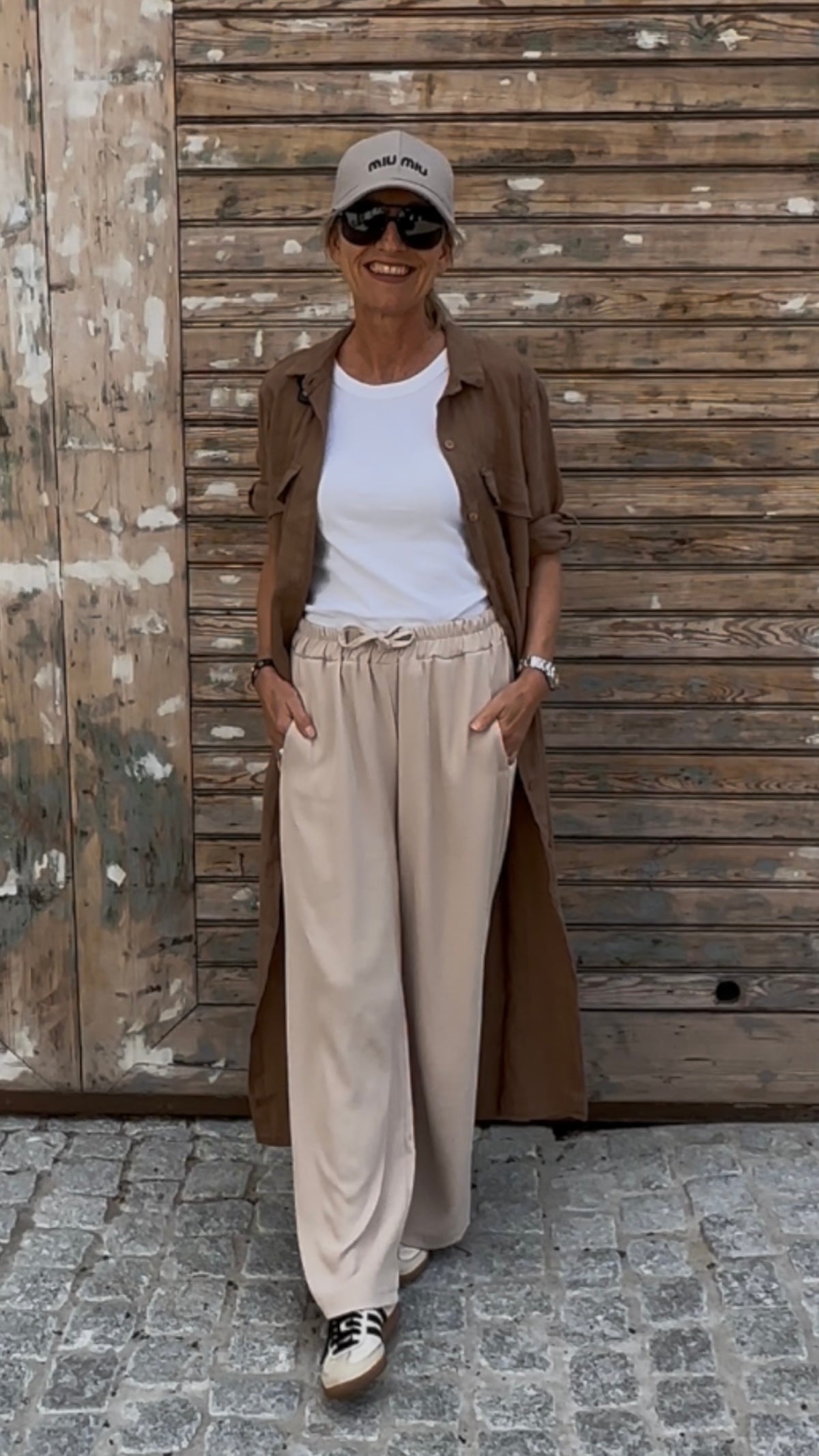 Seitenansicht der fließenden Sommerhose Tracy in Stone, die den bequemen, weiten Schnitt und den knitterarmen Fall betont.