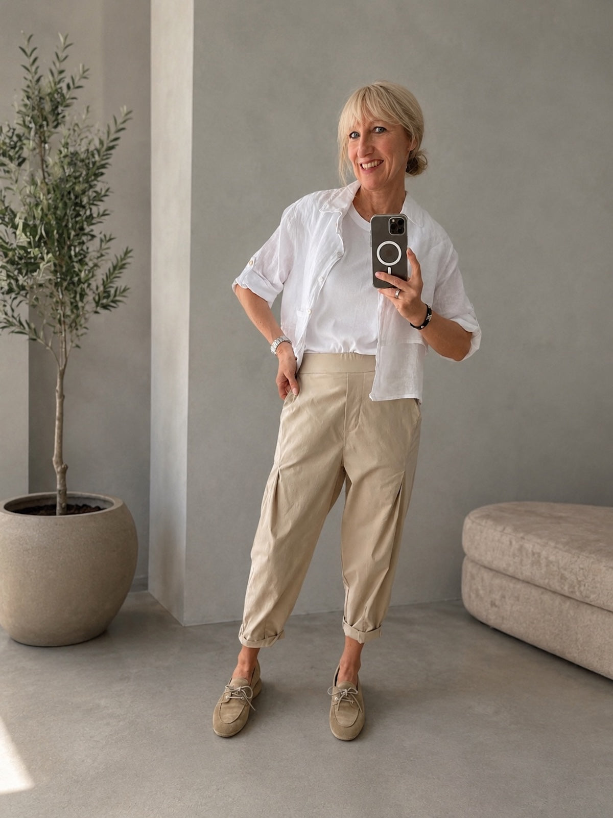 Aufnahme der Hose Larissa in Stone zur Veranschaulichung der markanten Bundfalten-Führung, der glatten Frontpartie und der seitlichen Eingrifftaschen.