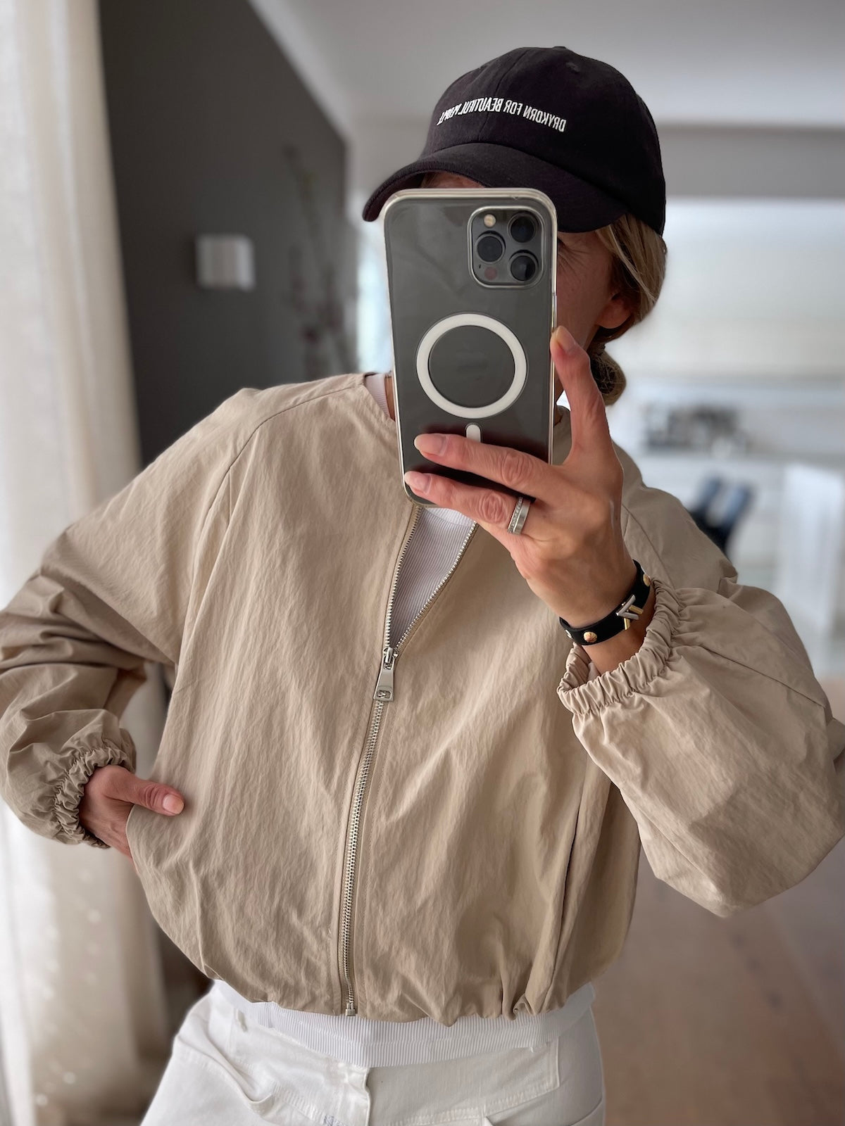 Lässige Damen Blouson-Jacke Doro in Beige mit silbernem Reißverschluss und Rundhalsausschnitt