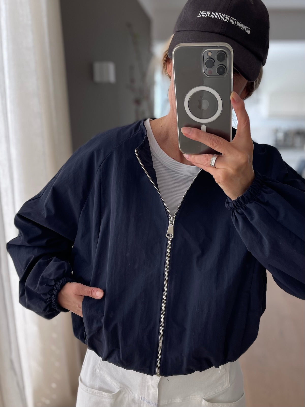 Lässige Damen Blouson-Jacke Doro in Dunkelblau mit silbernem Reißverschluss und Rundhalsausschnitt