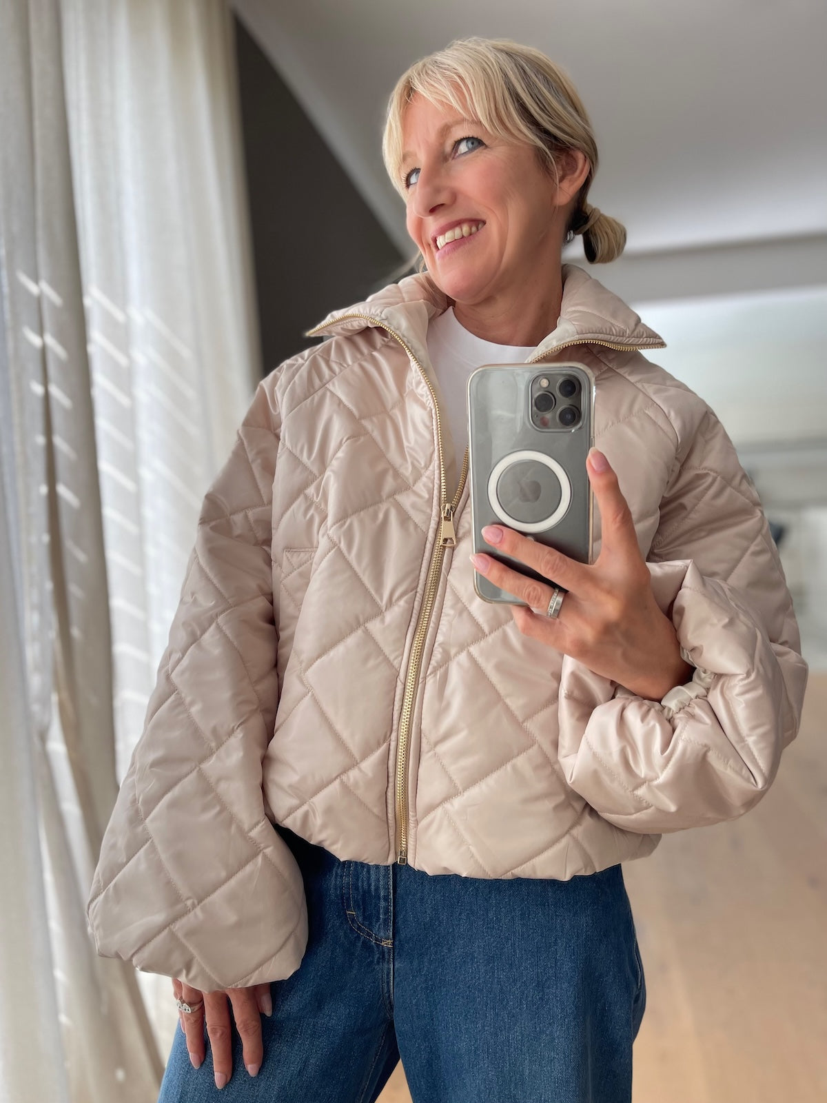 Sportlich elegante Jacke Jany in Beige in edler Stepp-Optik mit goldfarbenem Reißverschluss und formstabilem Stehkragen.
