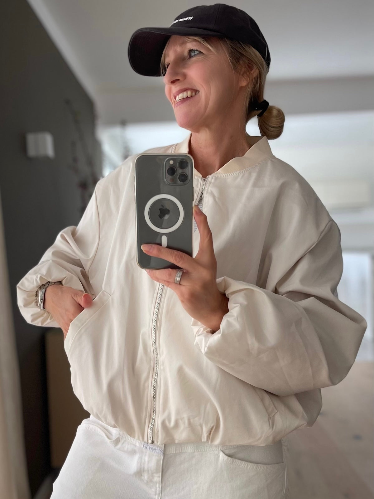 Lässige Damen Blouson-Jacke Lilo in Vanille Farbton mit farblich abgesetztem Kragen und silbernem Reißverschluss