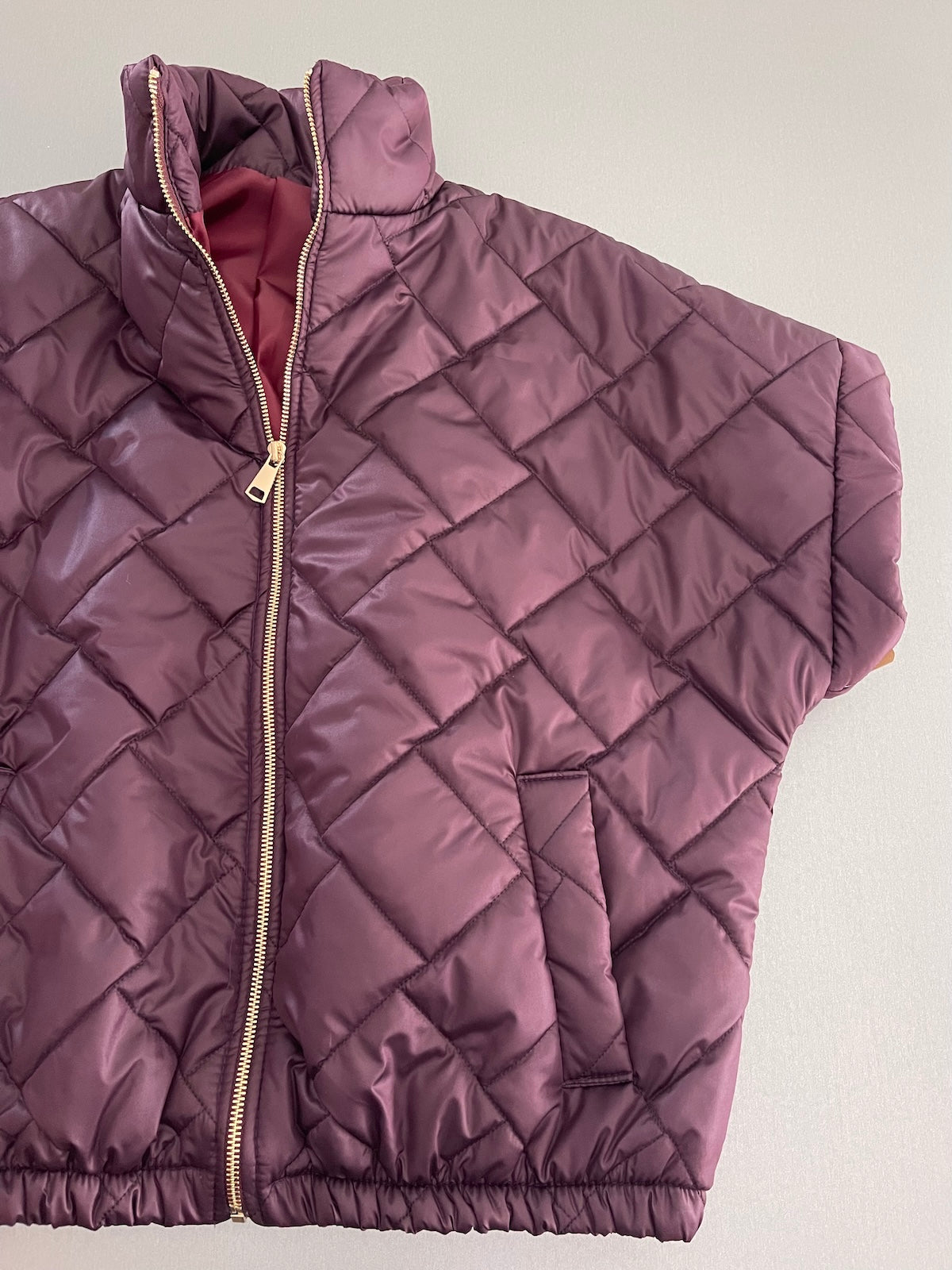 Gesteppte Kurzarm-Jacke Ruby in Mulberry (weitere Ansicht).