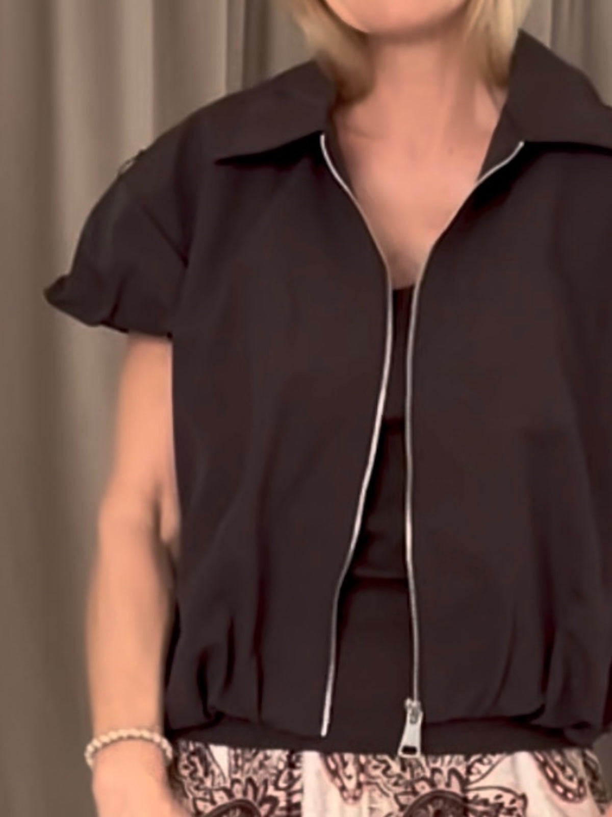 Nahaufnahme der dunkelbraunen Damen-Weste Ruth mit klassischem Kragen, geöffnetem Reißverschluss und elastischem Bund. SILKE MODEN Kitzingen.