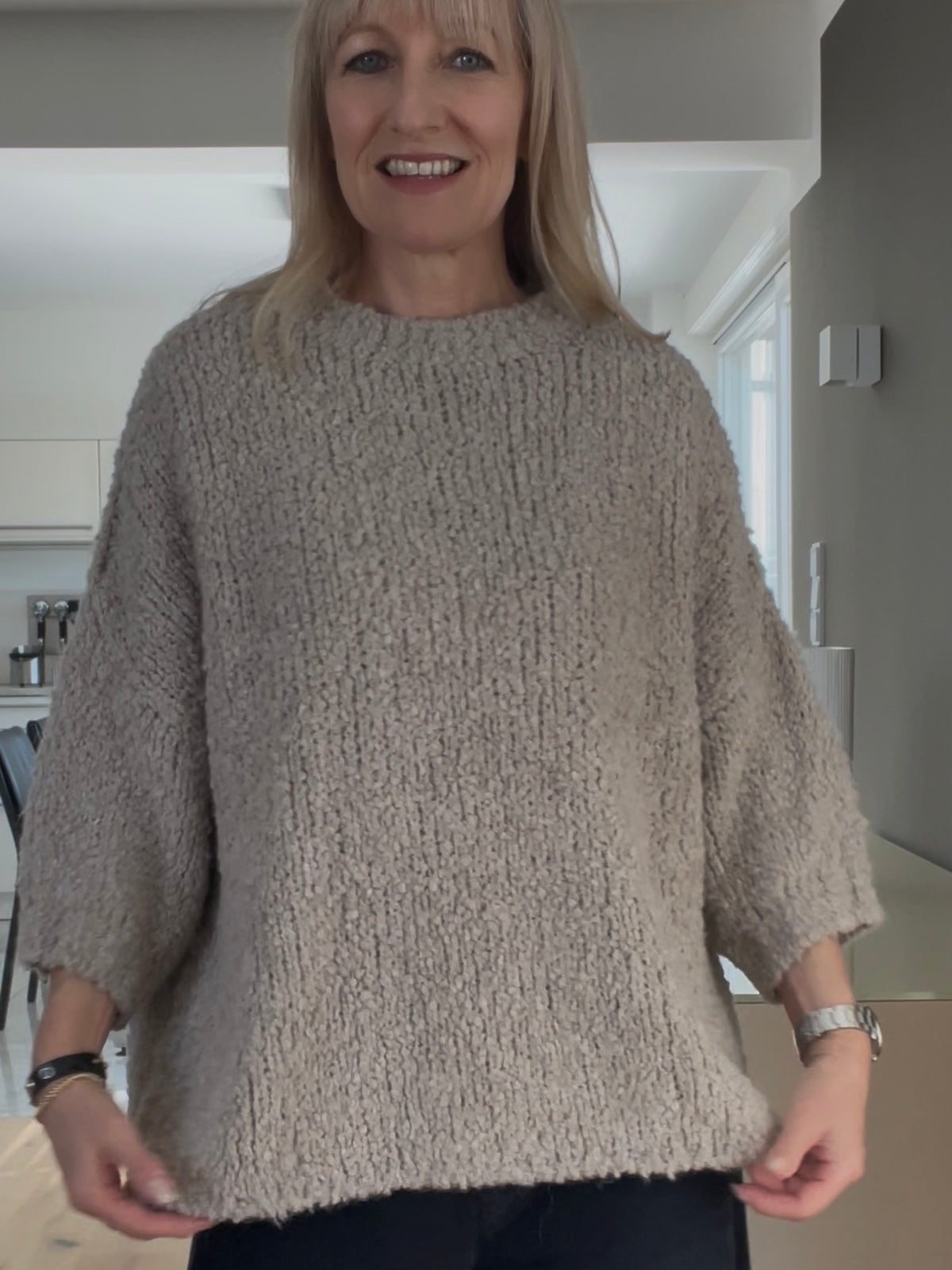 Vorderansicht des Pullovers Jola in der Trendfarbe Greige, sportlich-elegant gestylt, was das strukturierte Volumen und die klar definierte Linienführung demonstriert.
