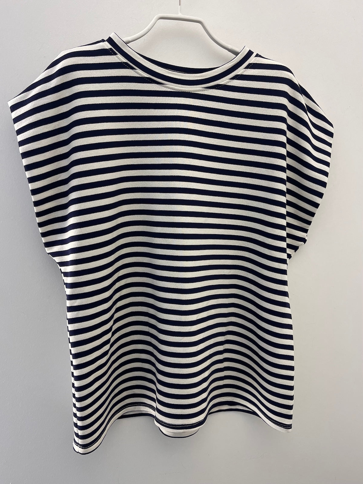 Gestreiftes Damen-Shirt Laura im Boxy-Schnitt in Blau und Weiß mit Rundhalsausschnitt, aufgehängt auf einem weißen Kleiderbügel.