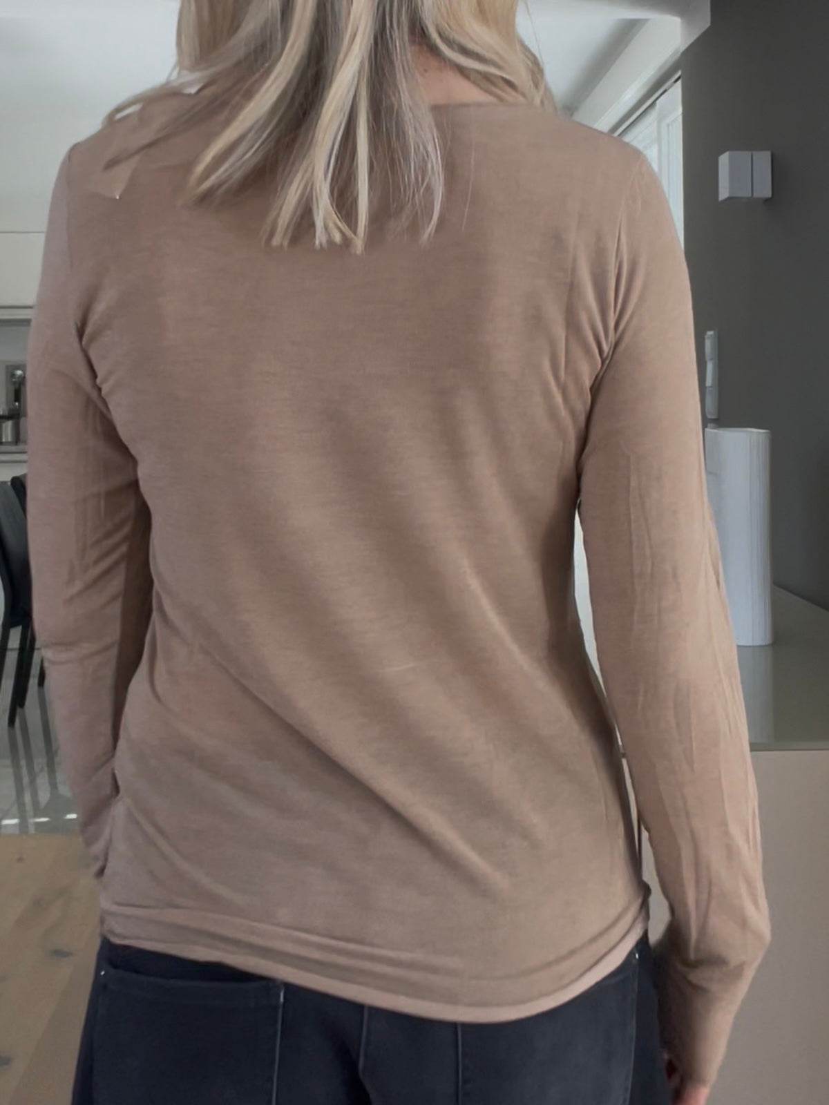 Rückansicht des feinen Shirts Luna in Camel, die den körpernahen Sitz und die cleane Silhouette des Cashmere-Mix-Materials zeigt.