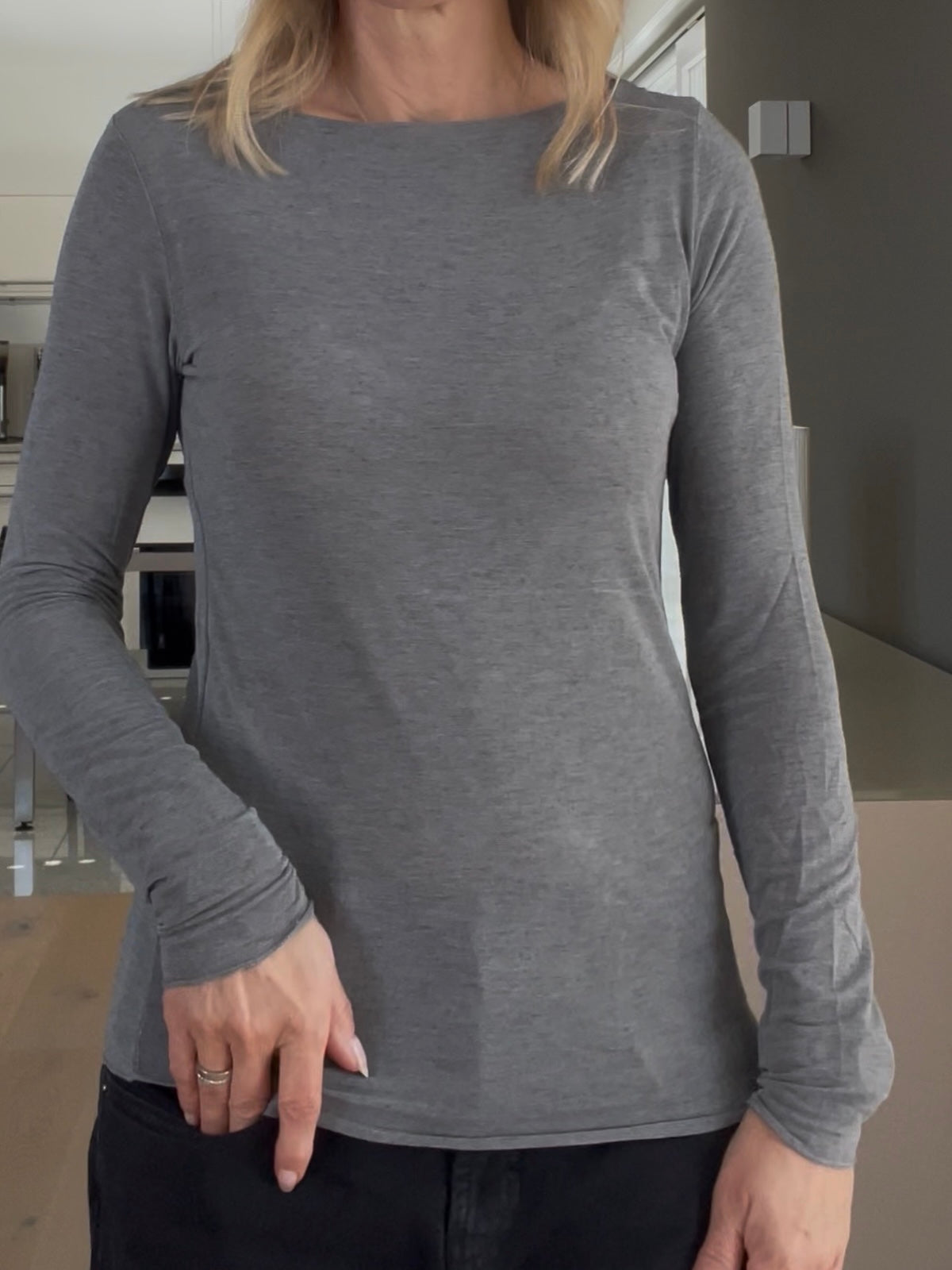 Vorderansicht des feinen Shirts Luna in Grau, die den körpernahen Sitz und die cleane Silhouette des Cashmere-Mix-Materials zeigt.