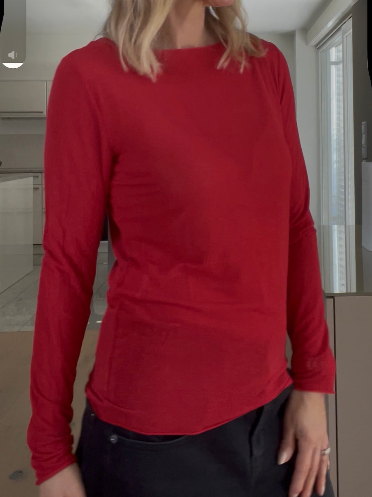 Eine modebewusste Frau trägt das edle Shirt Luna in Rot mit modernem U-Boot-Ausschnitt, perfekt gestylt als farbintensives, hochwertiges Basic zur dunklen Denim.