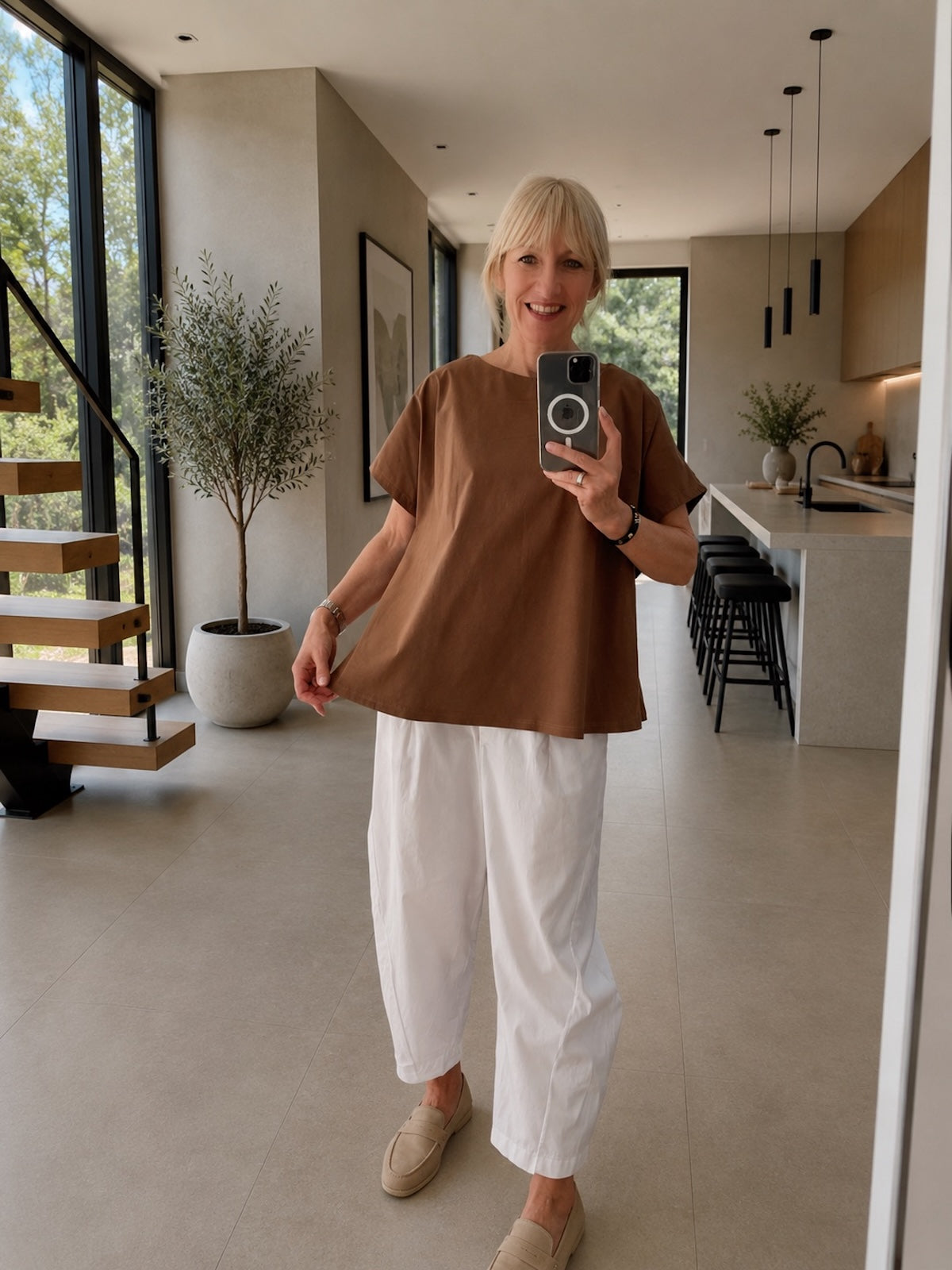 Elegantes Damen Shirt Marianne im warmen Farbton Nougat mit feiner Oberflächenstruktur, getragen zu einer weißen Hose für eine perfekt definierte Silhouette, Frontalansicht