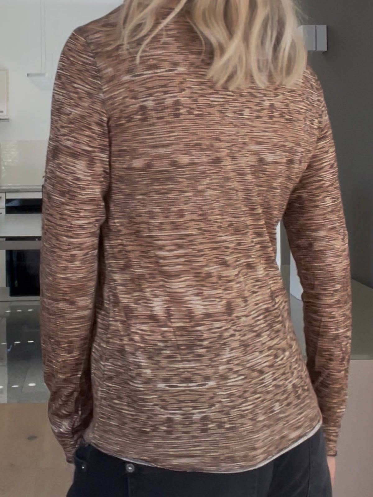Rückansicht des feinen Shirts Mira im Braun-Mix, die den formstabilen, körpernahen Sitz und die cleane Silhouette des Cashmere-Mix-Materials zeigt.