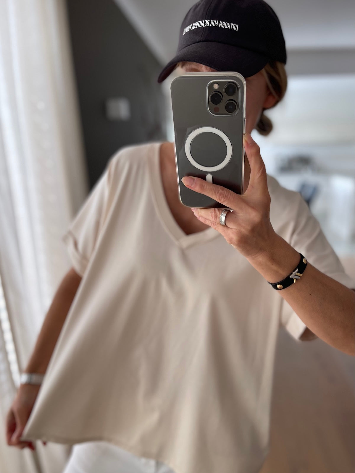 Entdecke das bequeme V-Neck Shirt Thea in softem Creme-Ton. Lässige Onesize-Passform (bis Gr. 42), weiter Schnitt & perfekt für entspannte Sommer-Looks.