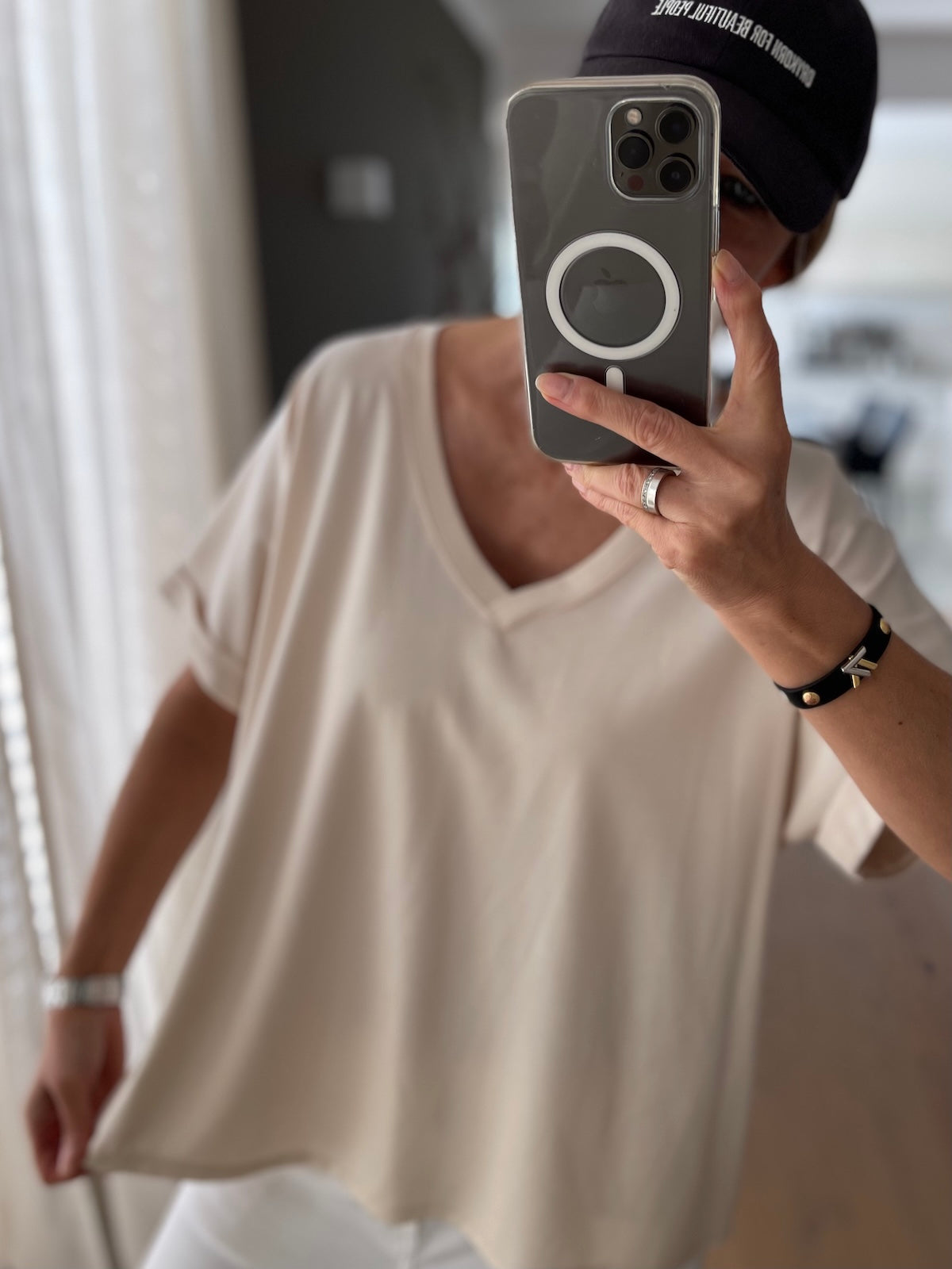 Entdecke das bequeme V-Neck Shirt Thea in softem Creme-Ton. Lässige Onesize-Passform (bis Gr. 42), weiter Schnitt & perfekt für entspannte Sommer-Looks., side