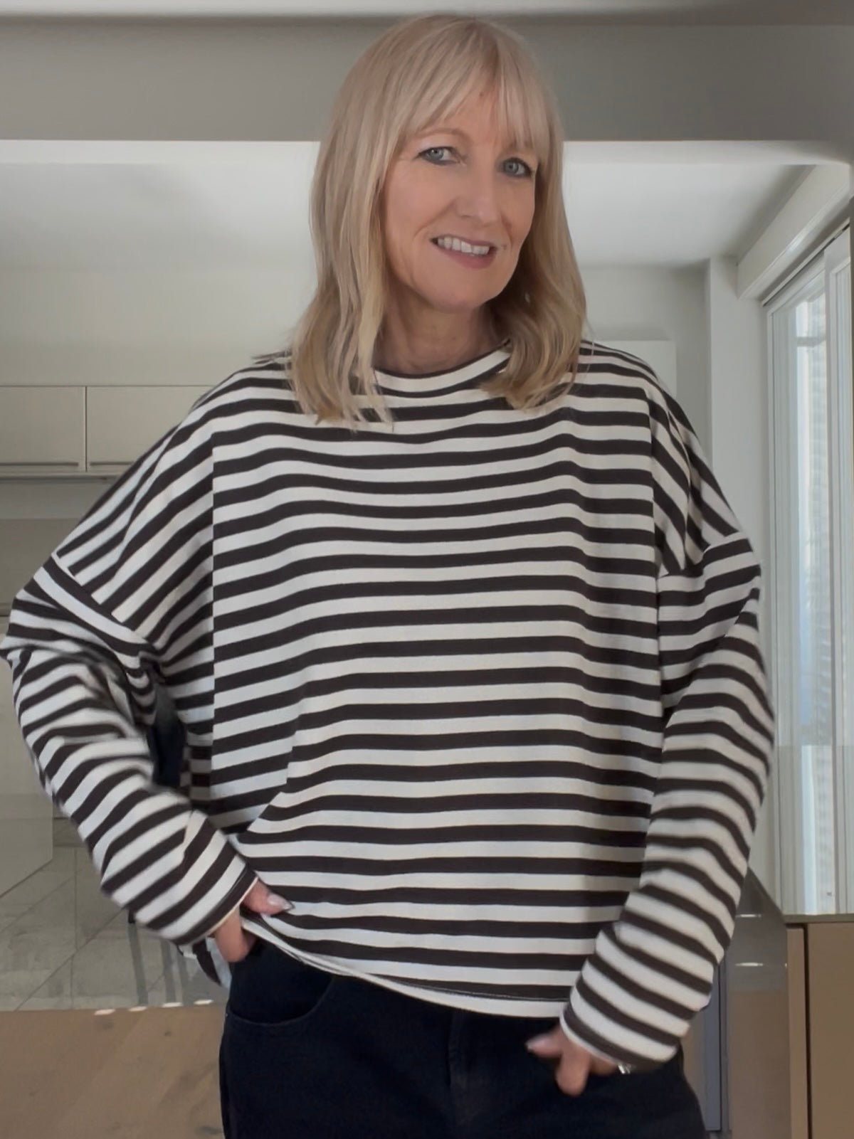 Vorderansicht des gestreiften Shirts Velvet in Braun-Creme, die den strukturierten Boxy-Style und die überschnittenen Schultern im sportlich-eleganten Look zeigt.