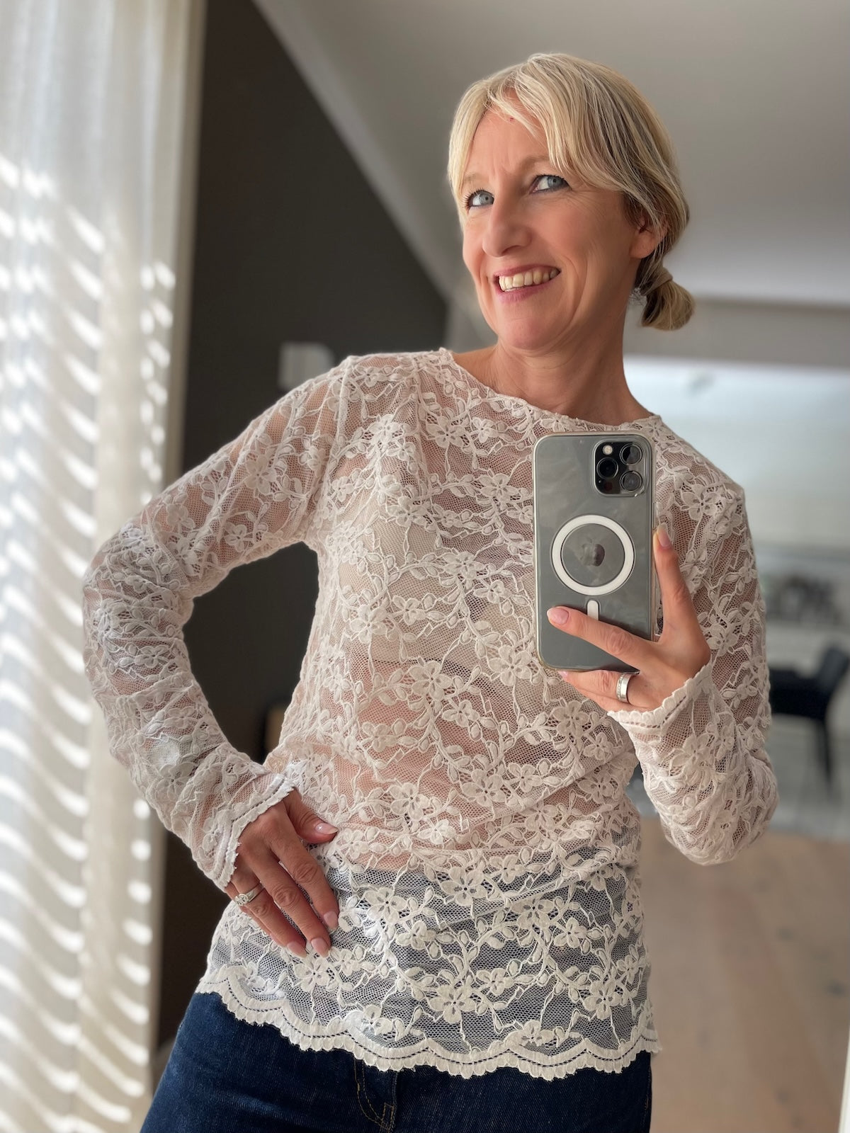 Dame präsentiert das elegante, langärmlige Spitzenshirt Mary in edlem Creme-Beige mit definiertem, körpernahem Schnitt.