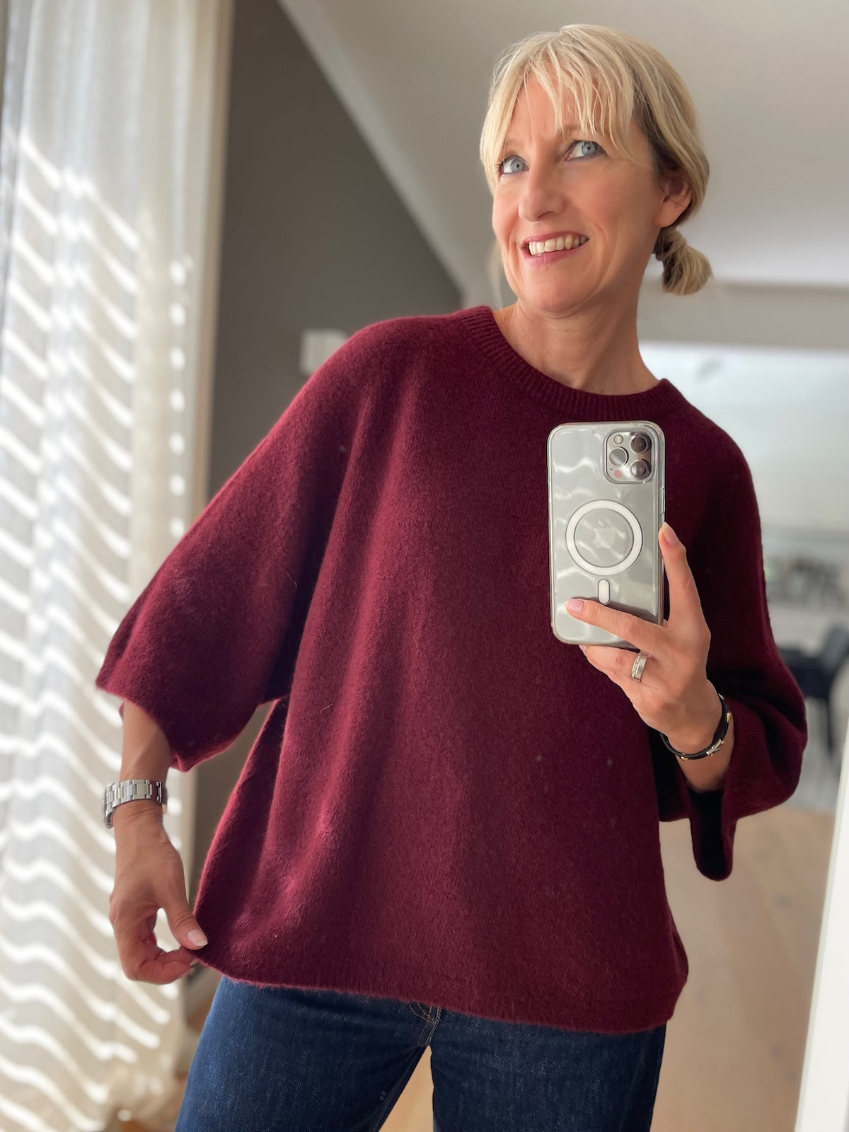 Dame präsentiert den exklusiven Strick-Pullover Leni in sattem Burgundi im definierten, puristischen Boxy-Style.