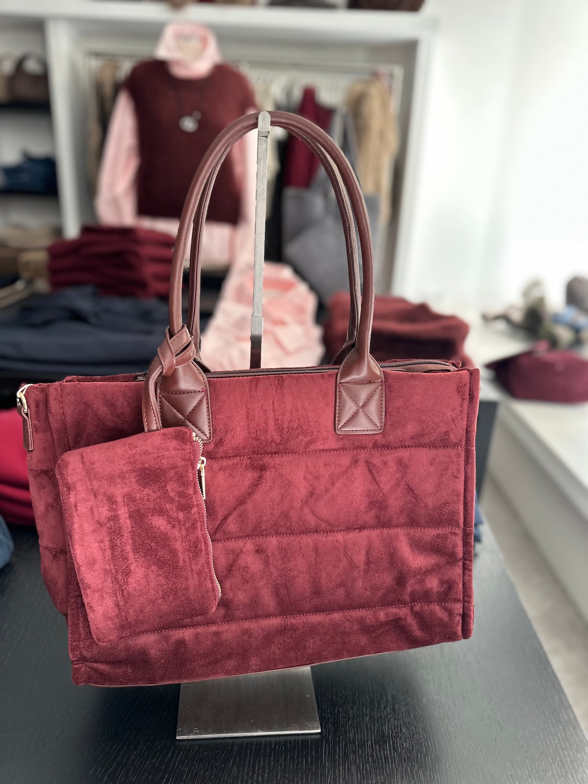 Edle Stepptasche Alma in Mulberry mit zwei festen Tragegriffen und integrierter kleiner Zusatztasche an der Seite.
