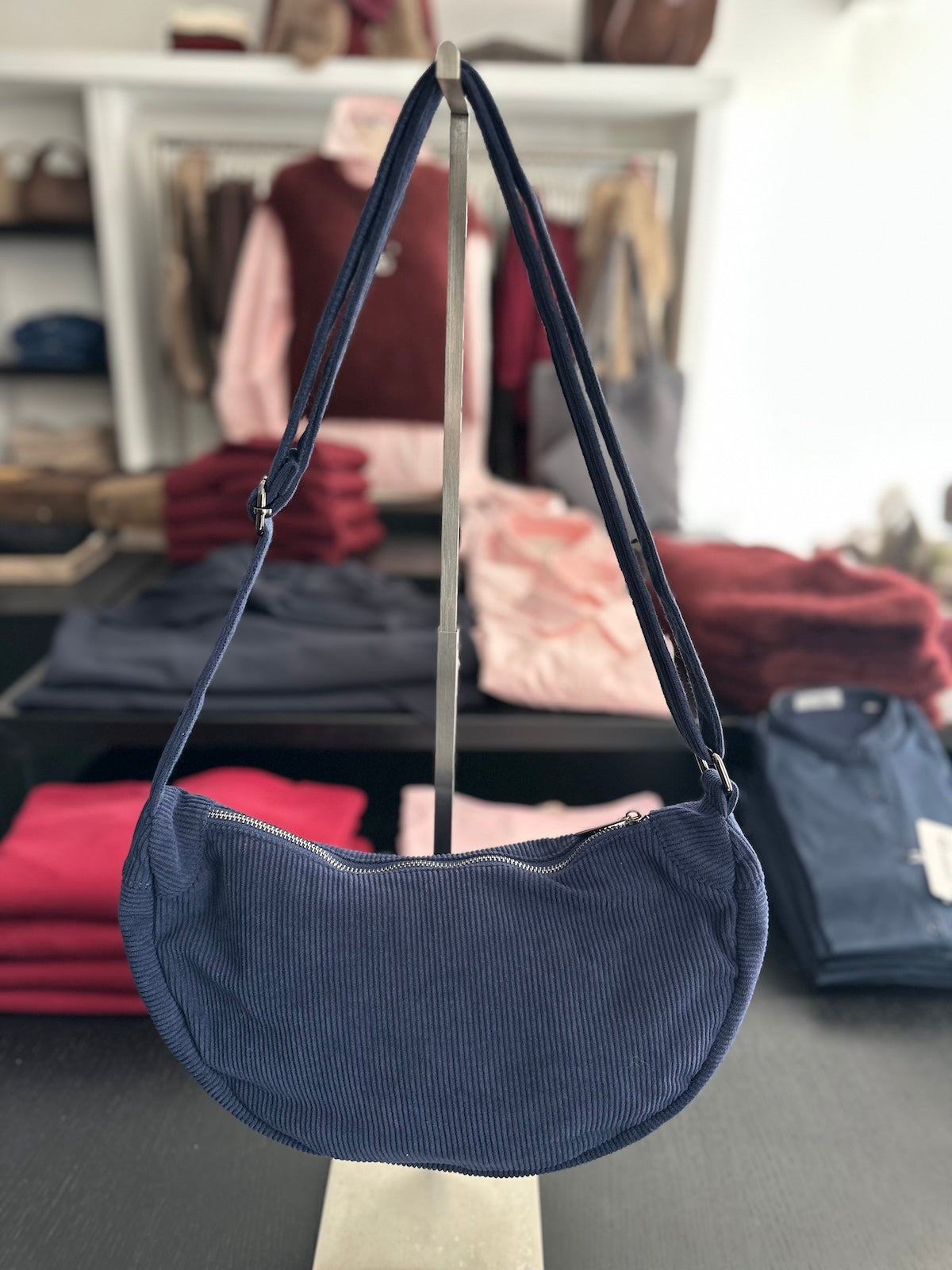 Exklusive Crossbody-Tasche Marie in Blau mit markanter Cord-Optik und verstellbarem Trageriemen.
