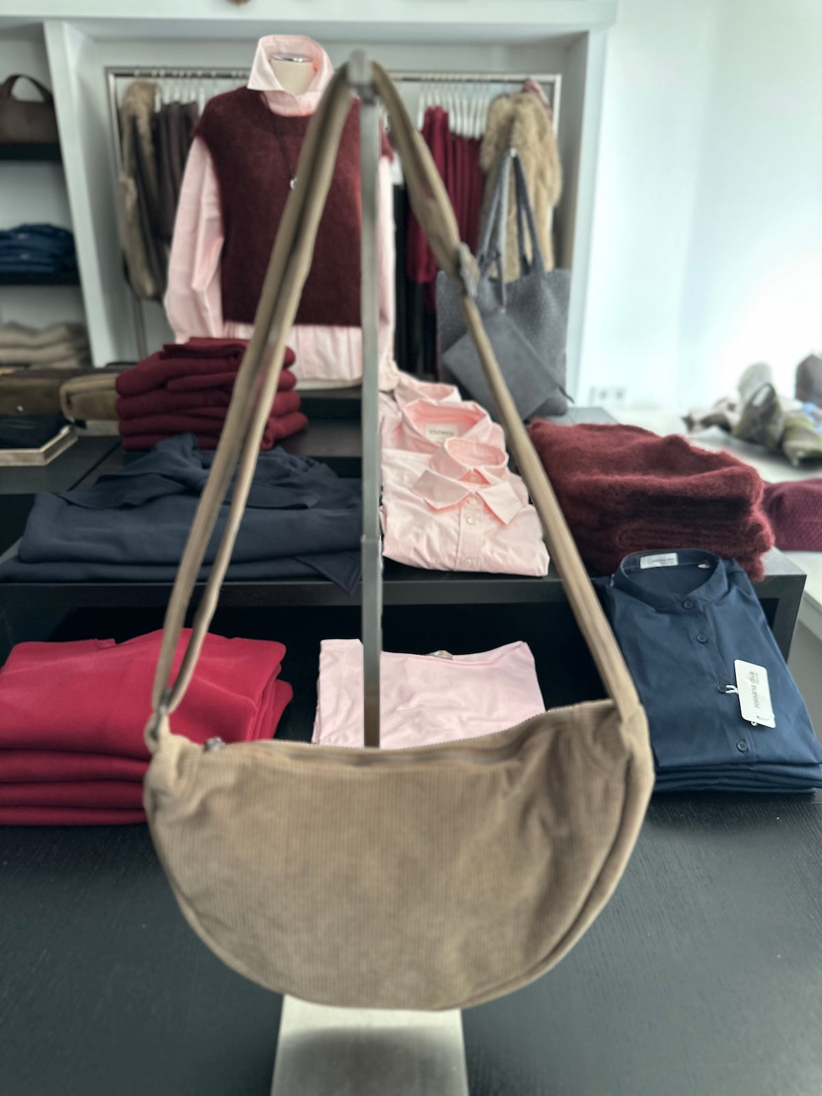 Exklusive Crossbody-Tasche Marie in Schlamm mit markanter Cord-Optik und verstellbarem Trageriemen.