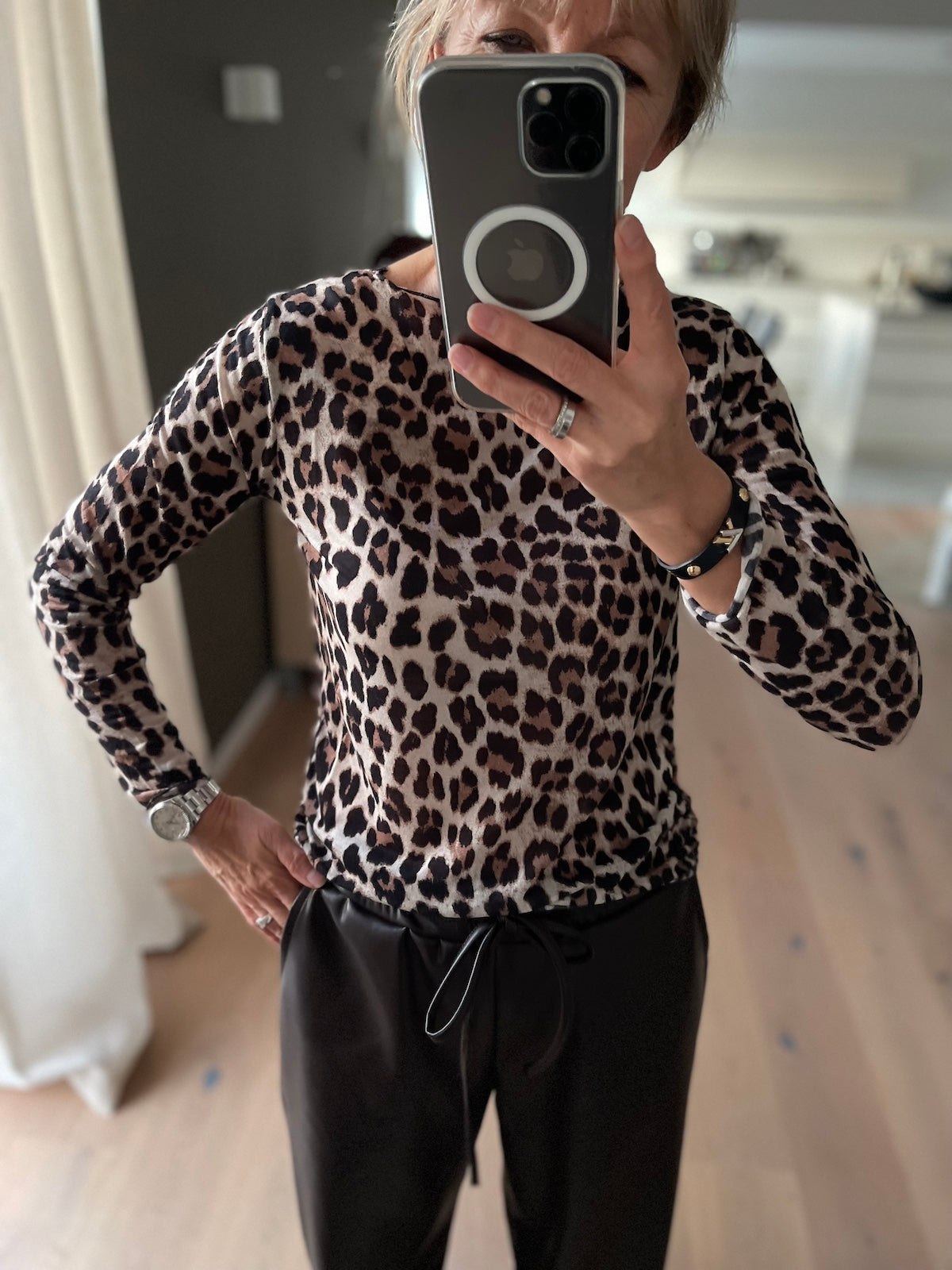 Shirt Hazel in Leo in Brauntönen