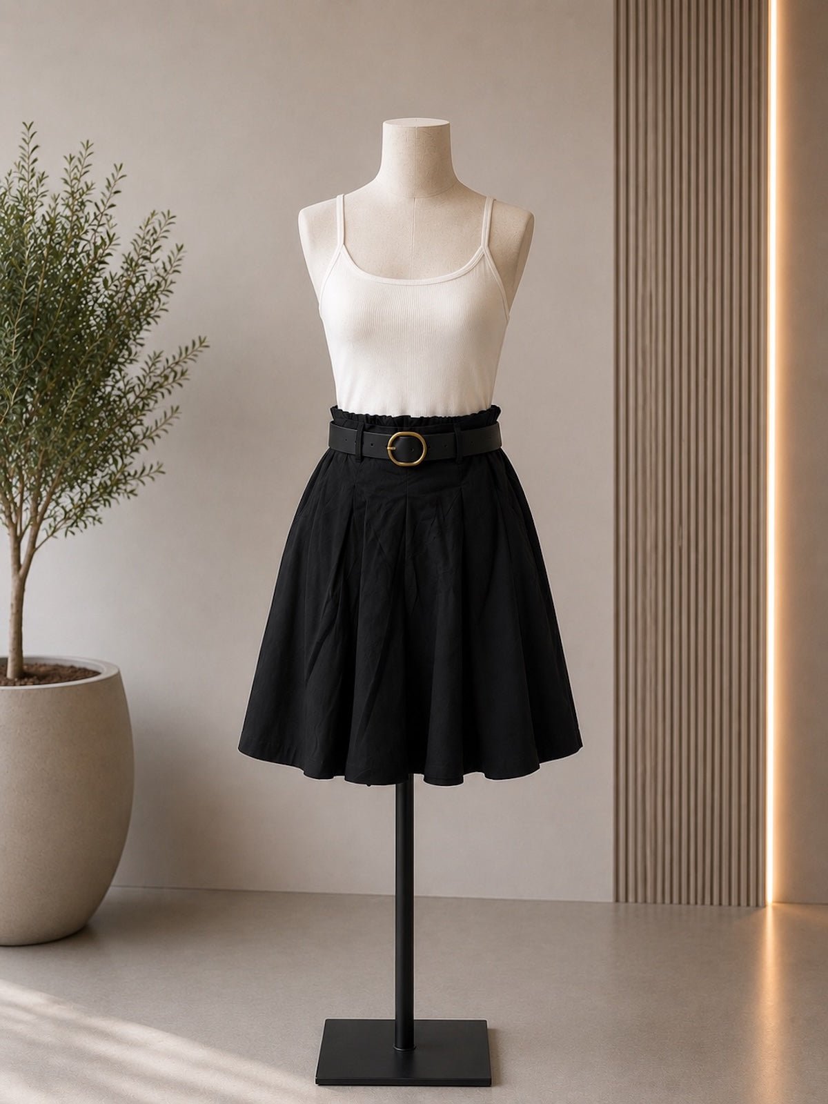 Lässige schwarze Damen Bermuda-Shorts Lola mit komfortablem Elastikbund und Kordelzug, hängend präsentiert vor neutralem Hintergrund