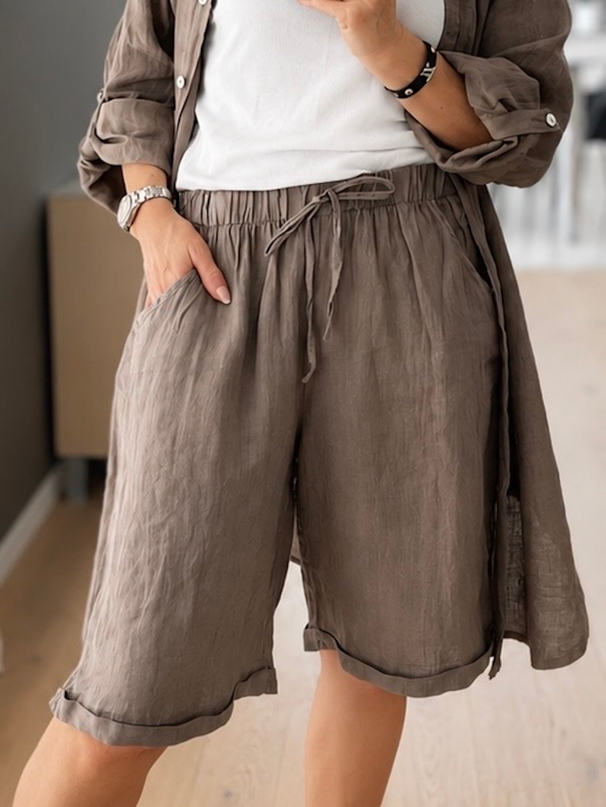 xklusive Damen Bermuda Patricia in Taupe mit formstabilem Elastikbund, Kordelzug und seitlichen Eingriffstaschen für eine perfekt definierte Silhouette, kombiniert im Ton-in-Ton-Look mit der passenden Leinenjacke Nancy