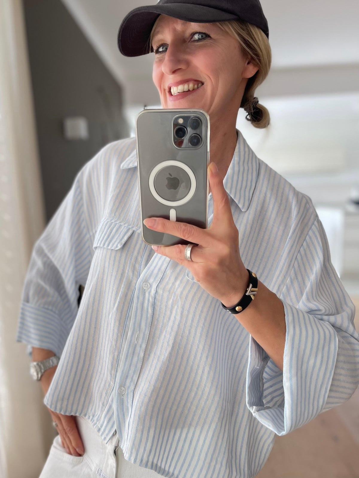 Sportlich-elegante Damen Streifenbluse Arabella in Hellblau Weiß kombiniert mit weißer Hose