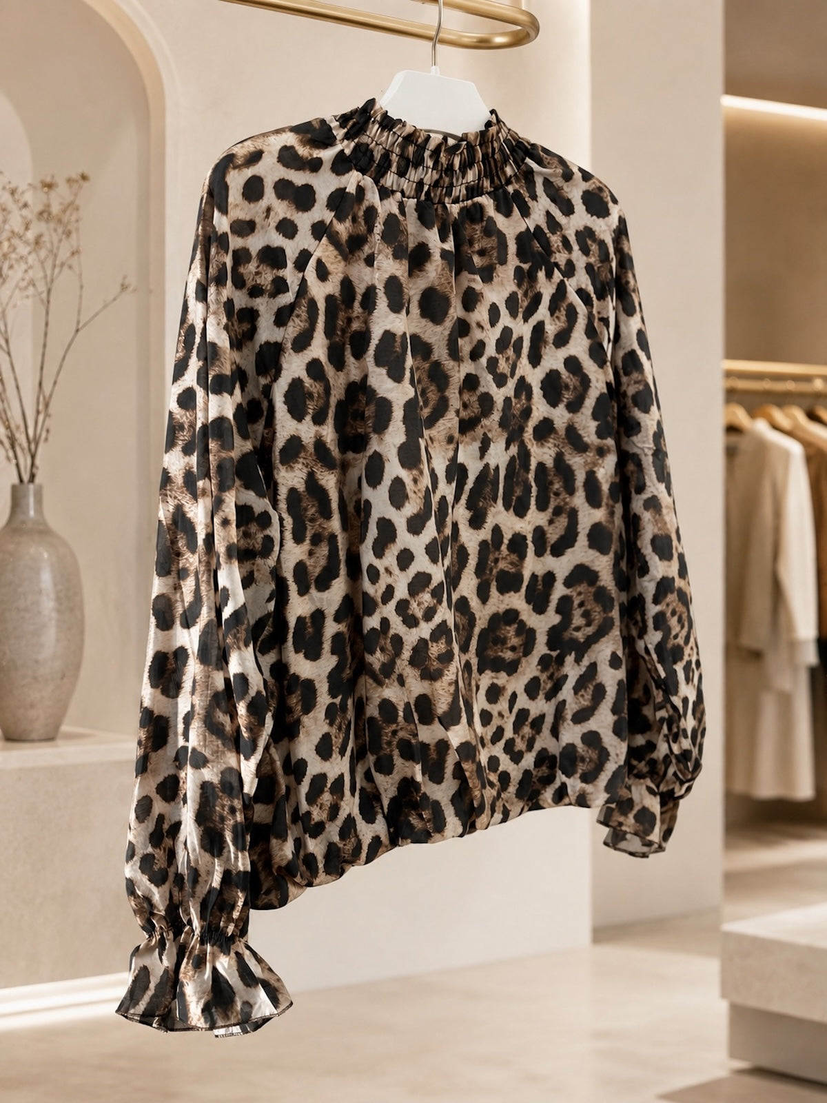 Rückansicht der edel fallenden Bluse Willow in Leo-Optik aus 100% Tencel auf einem Bügel von SILKE MODEN.