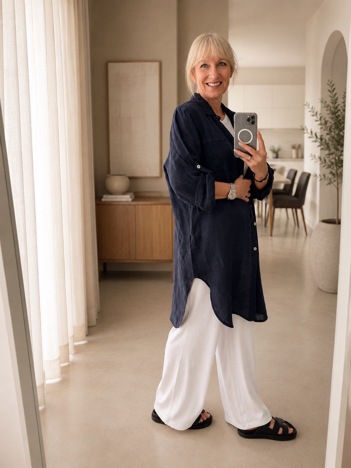 Zeitloses Damen Leinen-Blusenkleid Bonny in Navy-Blau, Seitenansicht mit Fokus auf den abgerundeten Saumverlauf mit Seitenschlitzen und die präzise definierte Silhouette