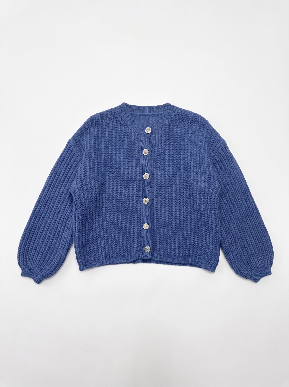 Weiter blauer Grobstrick Cardigan Greta mit hellen Knöpfen und schmalen Bündchen von SILKE MODEN.