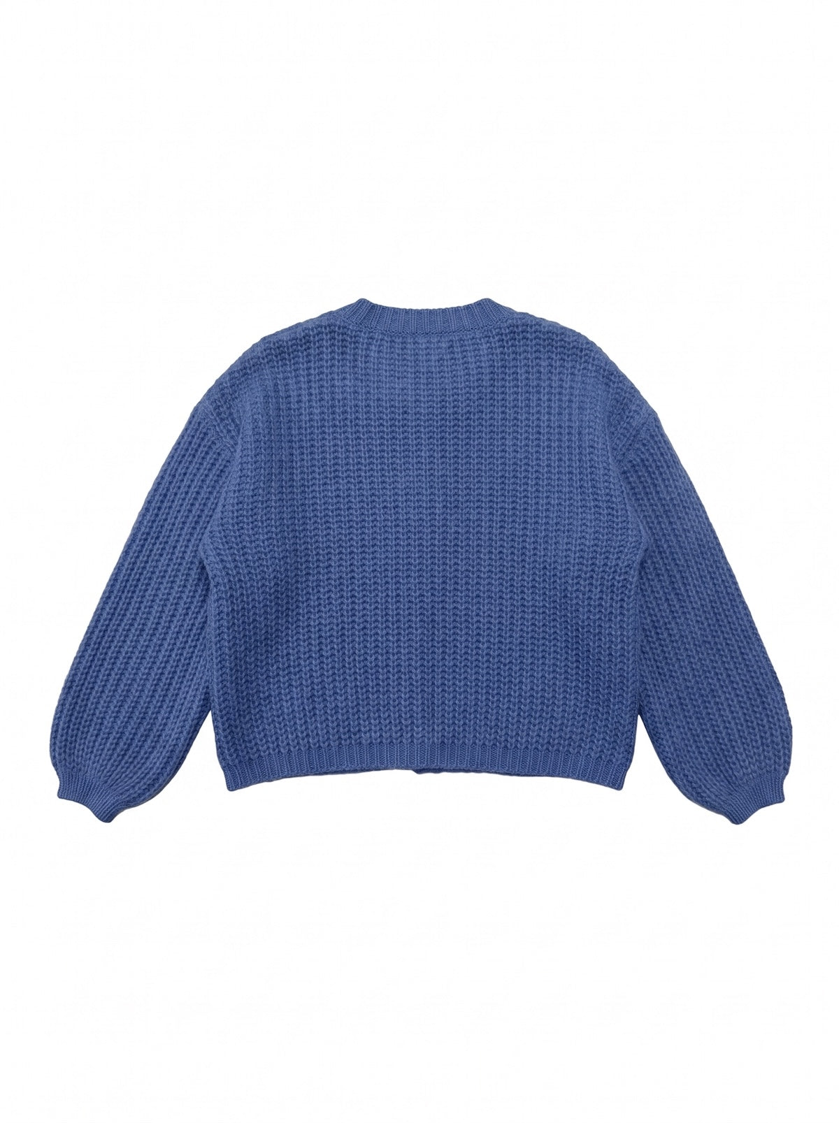 Weiter blauer Grobstrick Cardigan Greta mit hellen Knöpfen und schmalen Bündchen von SILKE MODEN, Ansicht von hinten.