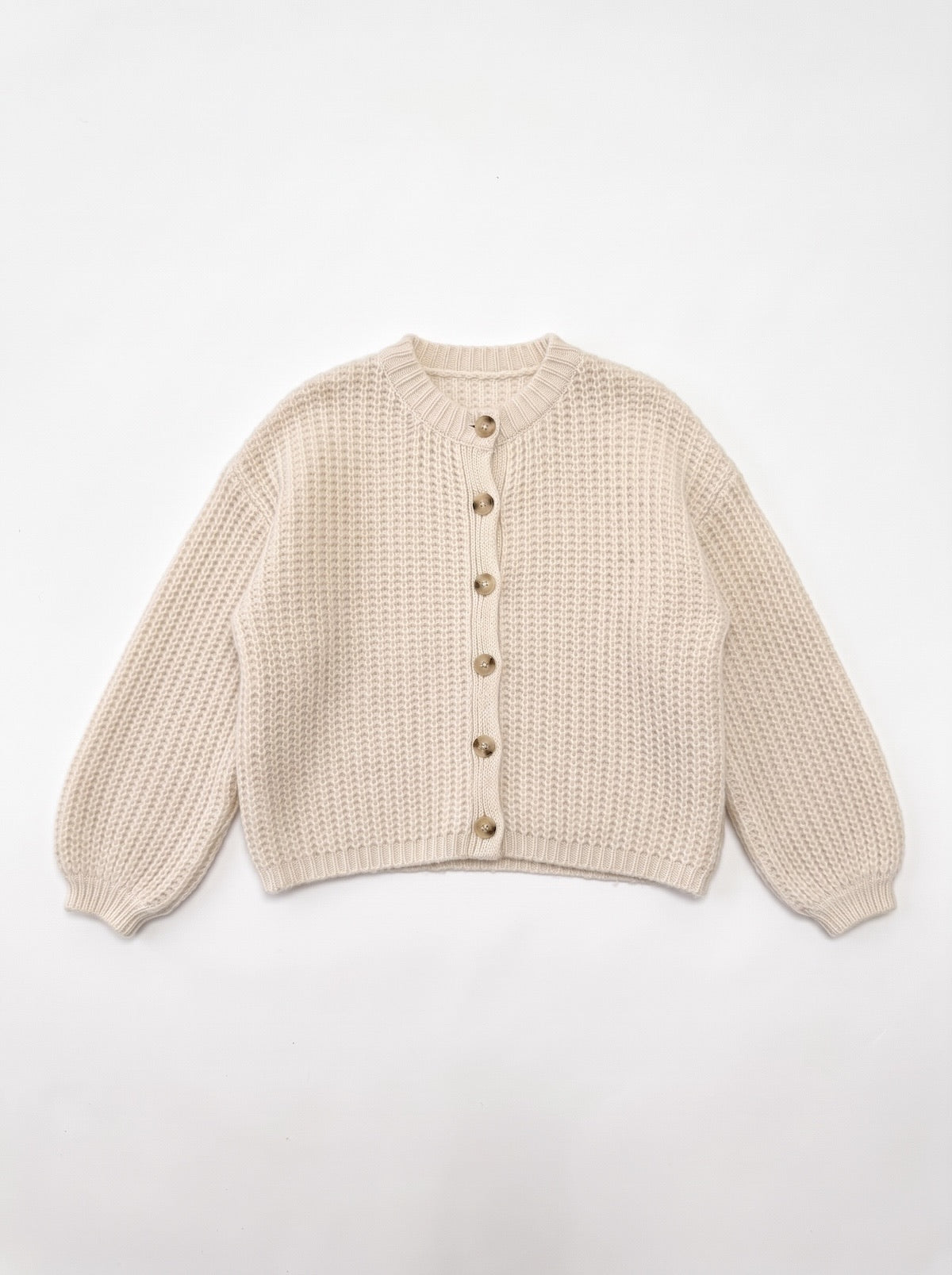 Weiter creme-naturfarbener Grobstrick Cardigan Greta mit dunkleren Knöpfen und schmalen Bündchen von SILKE MODEN.