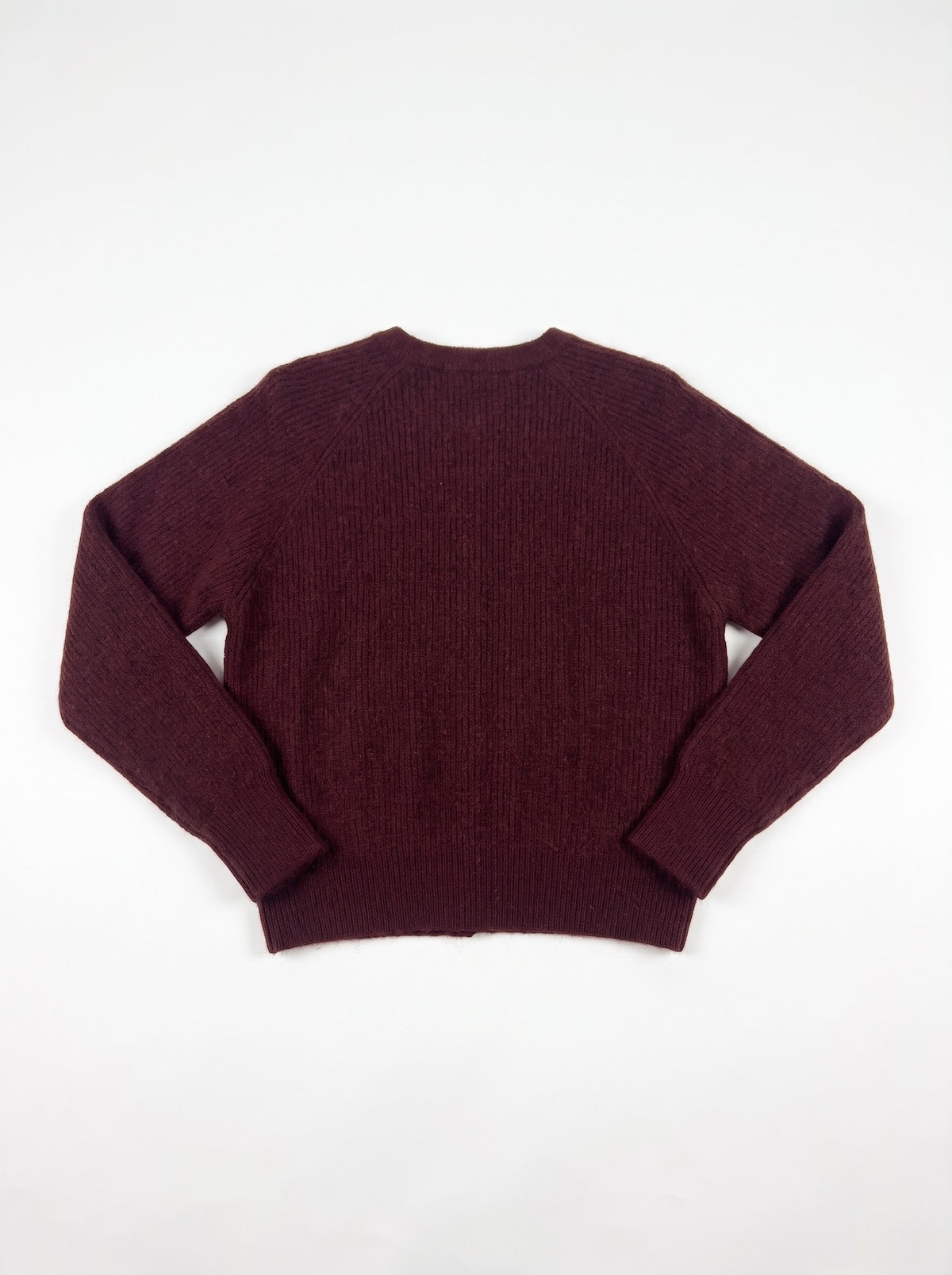 Symmetrische Rückansicht des weiten weinroten Cardigans Liv von SILKE MODEN mit Raglan-Schnitt auf weißem Hintergrund.