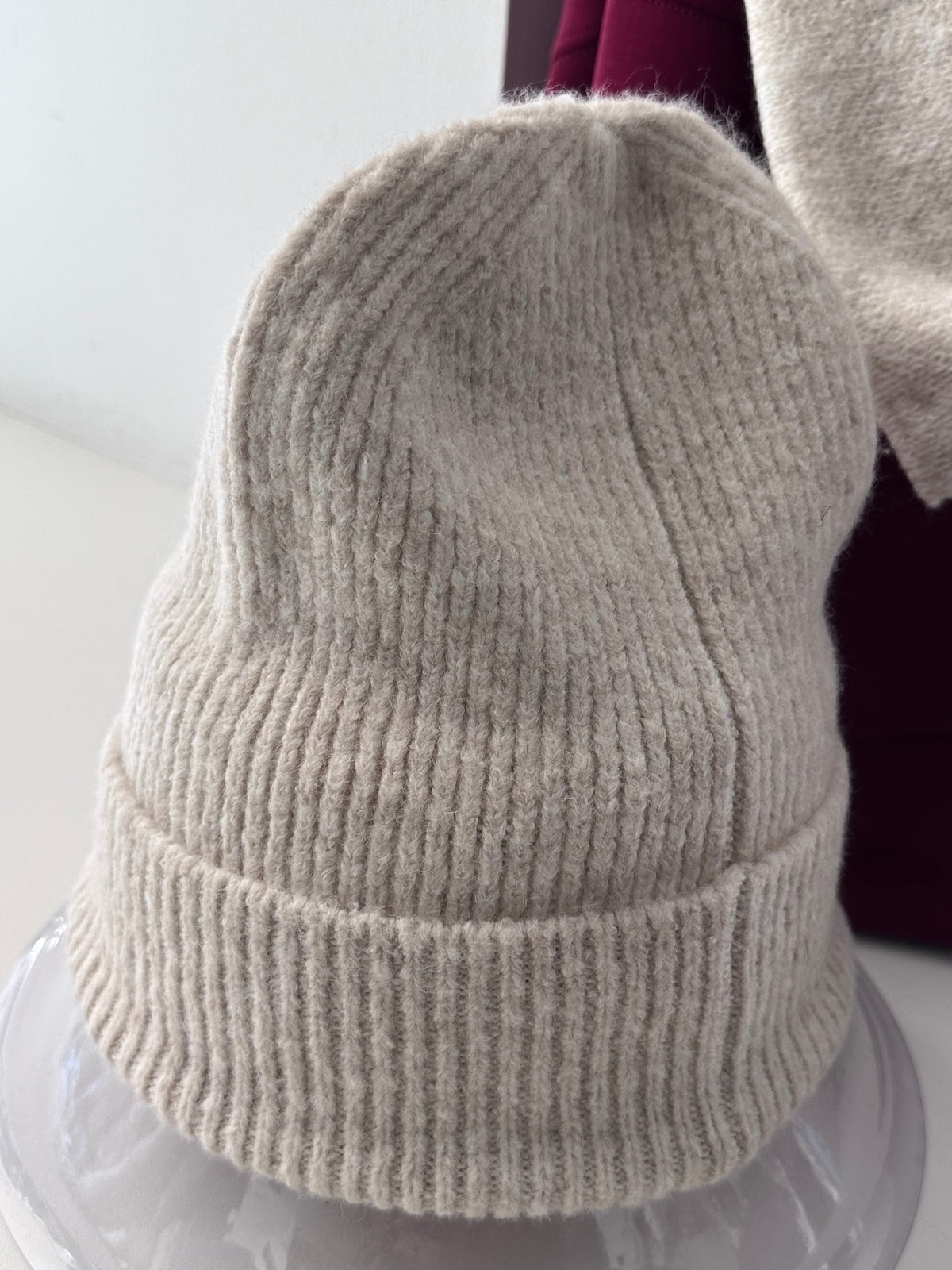 Mütze aus dem Beigefarbenen Accessoire-Set Alma, bestehend aus strukturiertem Dreieck-Schal und Mütze