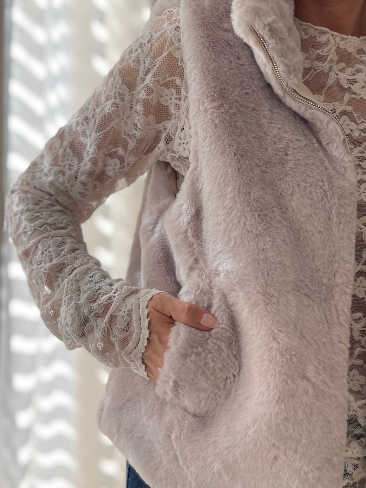Detailansicht der kompakten Faux-Fur-Weste Nola in Beige mit Fokus auf den soften Kunstpelz und die seitliche Eingrifftasche.