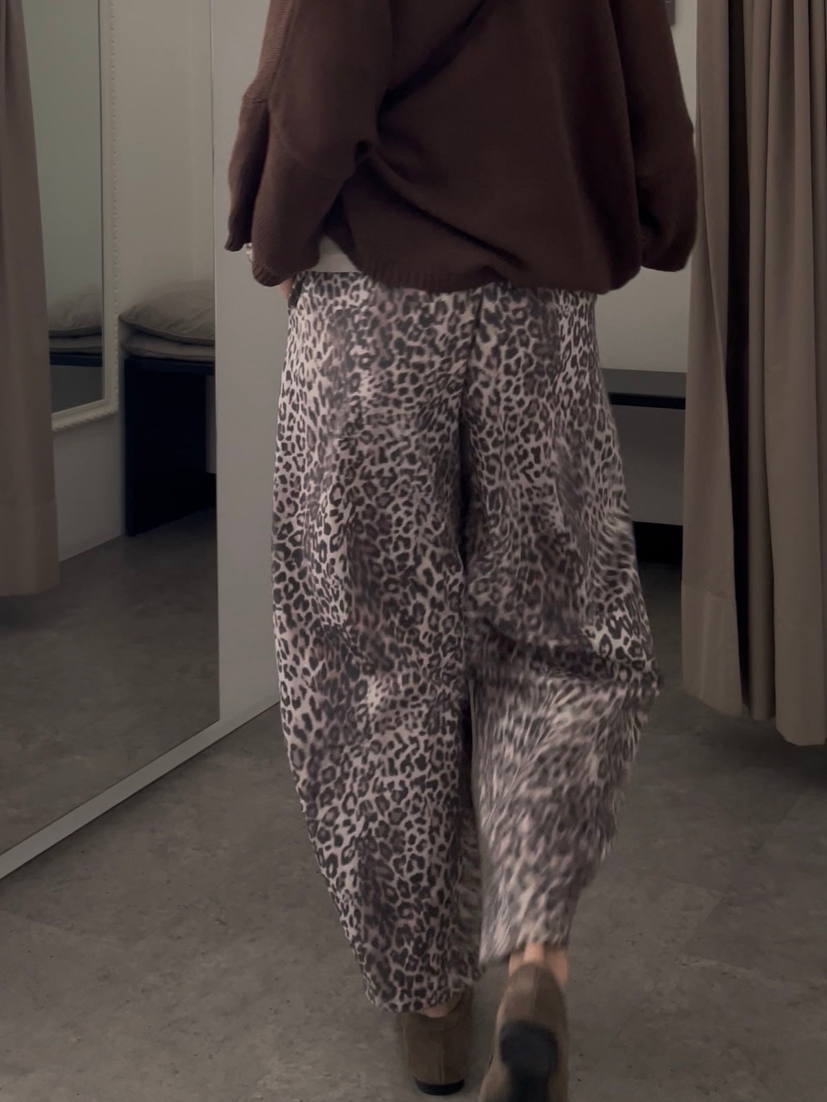 Rückansicht der Hose Brooke in Leo-Optik, die den edlen, fließenden Fall des formstabilen Baumwoll-Mix-Materials zeigt. SILKE MODEN Kitzingen.
