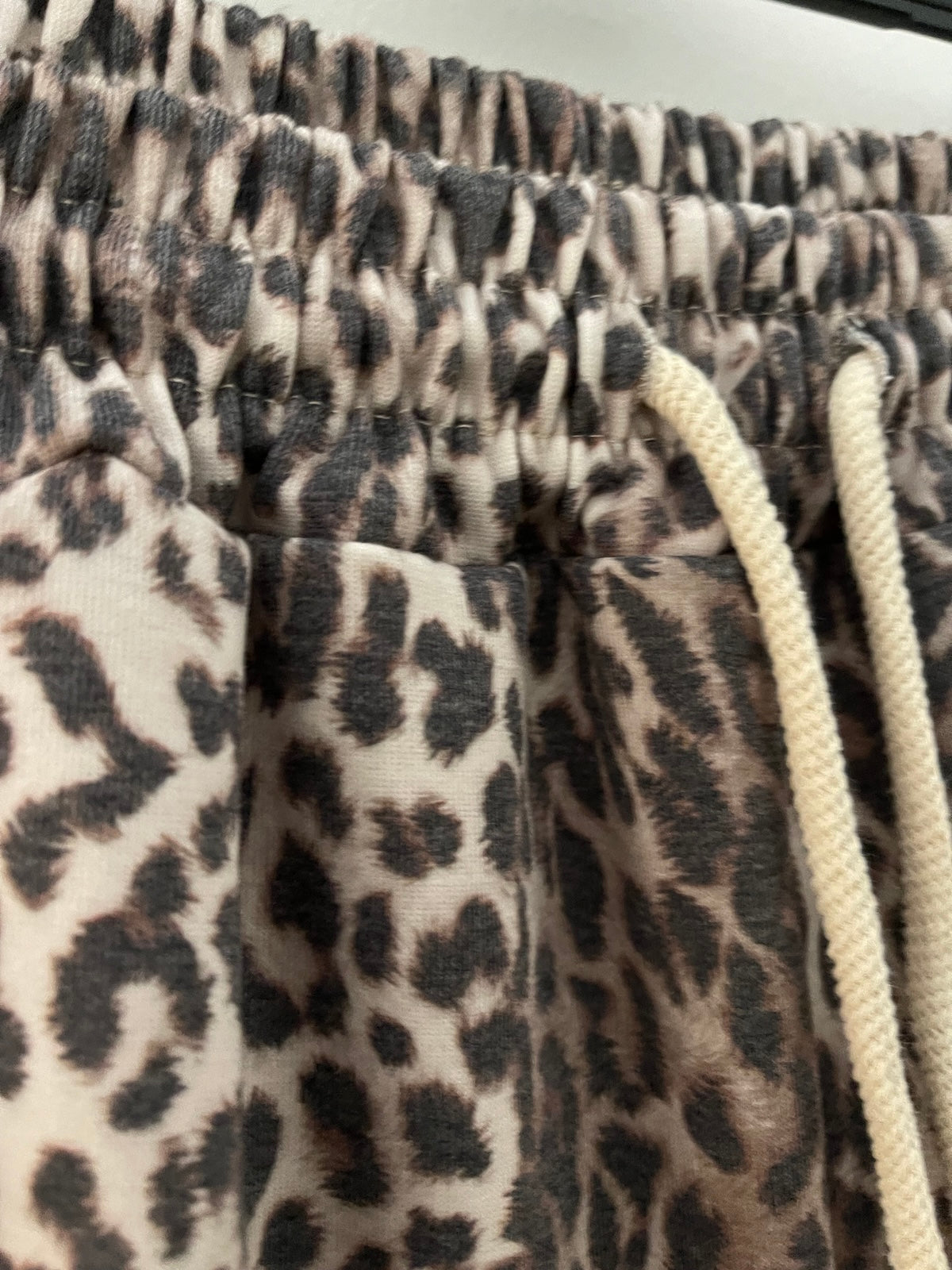 Detailaufnahme des formstabilen Elastikbunds mit heller Kordel der Hose Brooke in modischer Leo-Optik. Damen Mode Kitzingen.