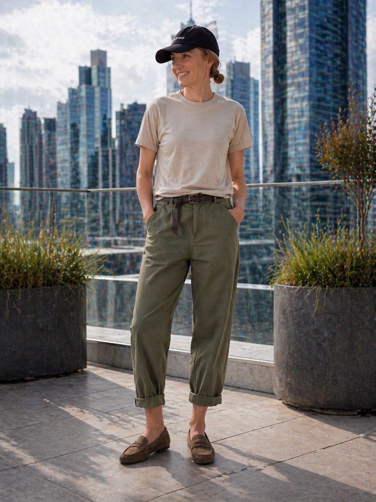 Damen Cargo-Hose Jacky, von vorne, in Khaki mit seitlichen Taschen