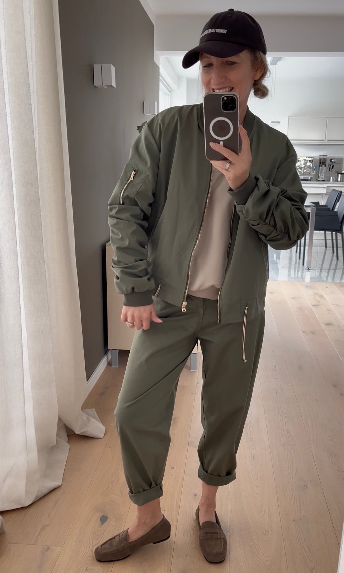 Damen Cargo-Hose Jacky in Khaki mit seitlichen Taschen, kombiniert mit passender khakifarbener Jacke