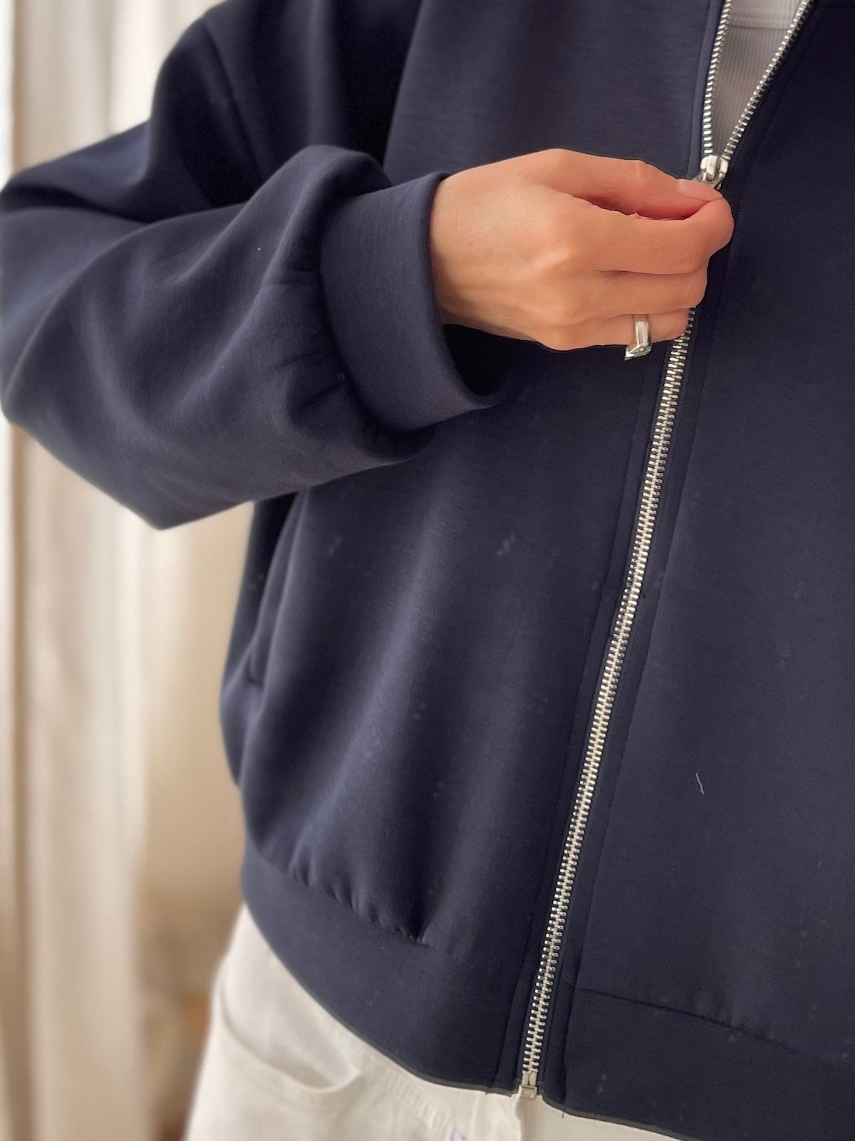 Dunkelblaue Damen Bomberjacke Candy mit silbernem Reißverschluss und Seitentaschen