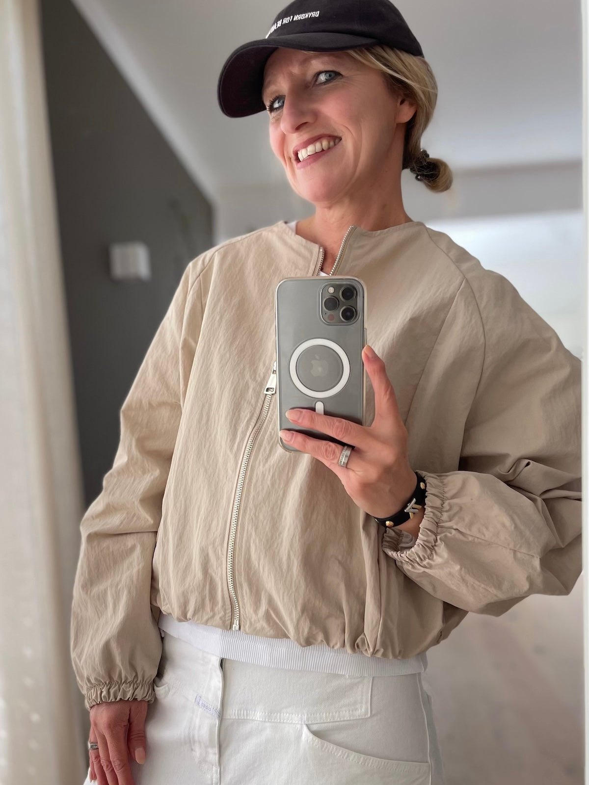 Lässige Damen Blouson-Jacke Doro in Beige mit silbernem Reißverschluss und Rundhalsausschnitt