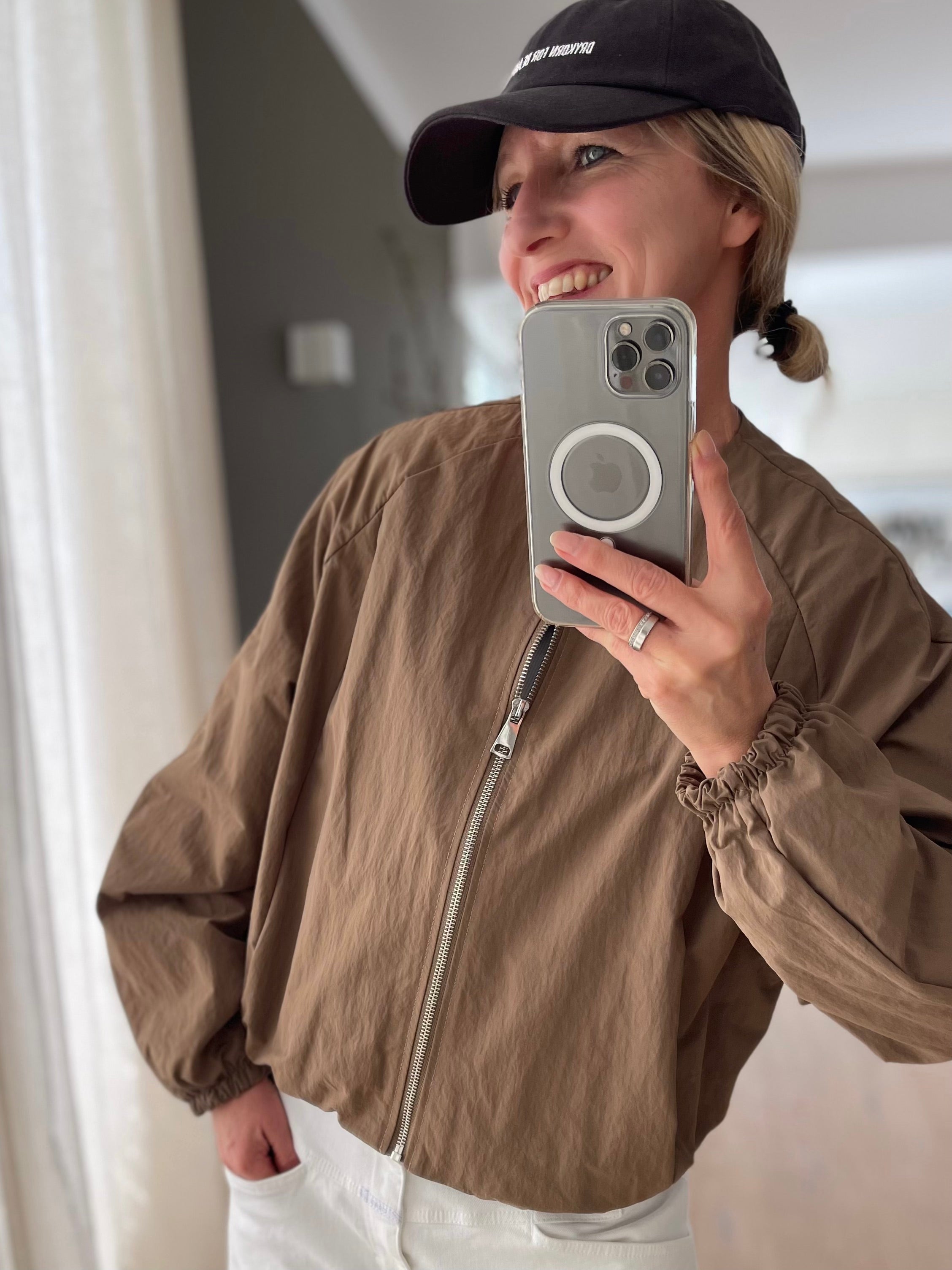 Lässige Damen Blouson-Jacke Doro in Braun mit silbernem Reißverschluss und Rundhalsausschnitt